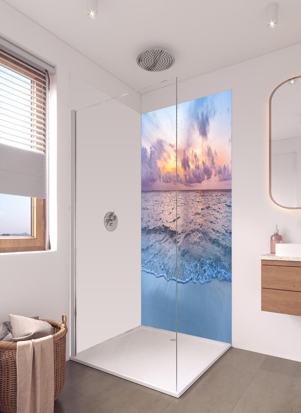 Duschrückwand - Bewölkter Sonnenuntergang am Strand in hellem Badezimmer mit Regenduschkopf - zweiteilige Eck-Duschrückwand