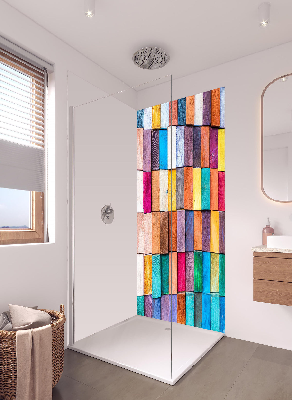 Duschrückwand - Buntes Holzstapelmuster in hellem Badezimmer mit Regenduschkopf - zweiteilige Eck-Duschrückwand