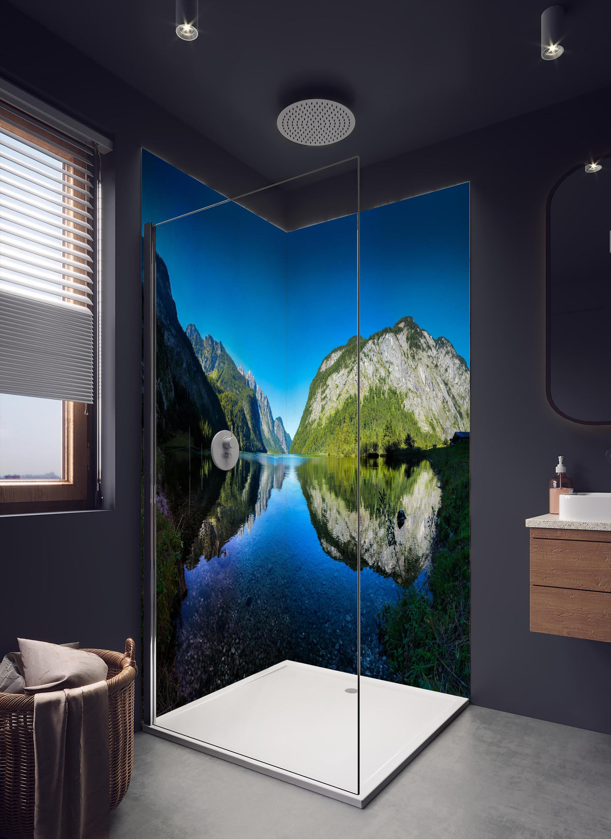 Duschrückwand - Alpen Königsee Österreich in dunklem Badezimmer mit Regenduschkopf