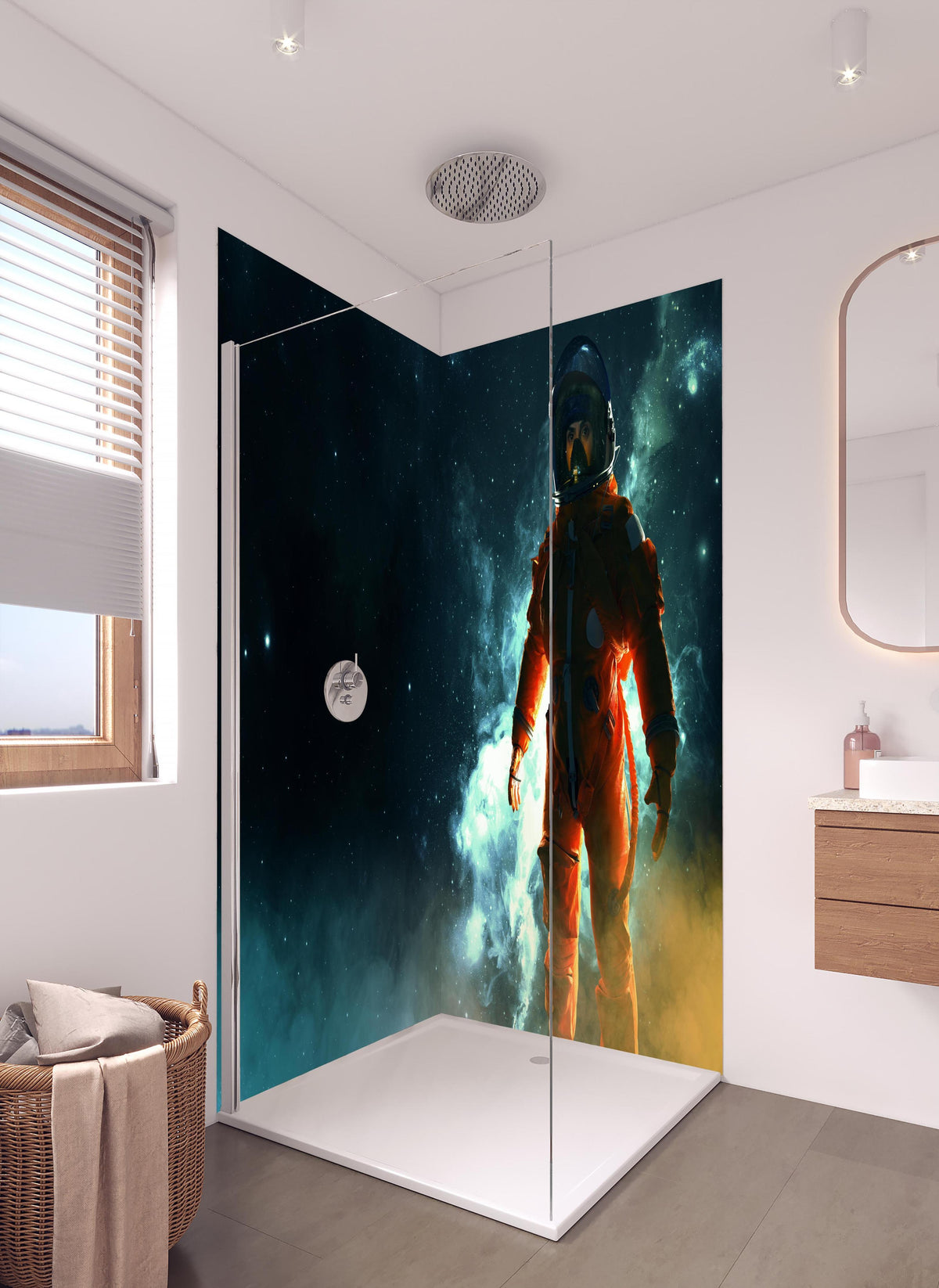 Duschrückwand - Astronaut im Weltraum in hellem Badezimmer mit Regenduschkopf - zweiteilige Eck-Duschrückwand