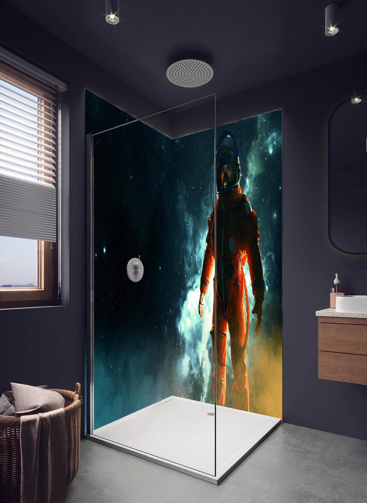 Duschrückwand - Astronaut im Weltraum in dunklem Badezimmer mit Regenduschkopf