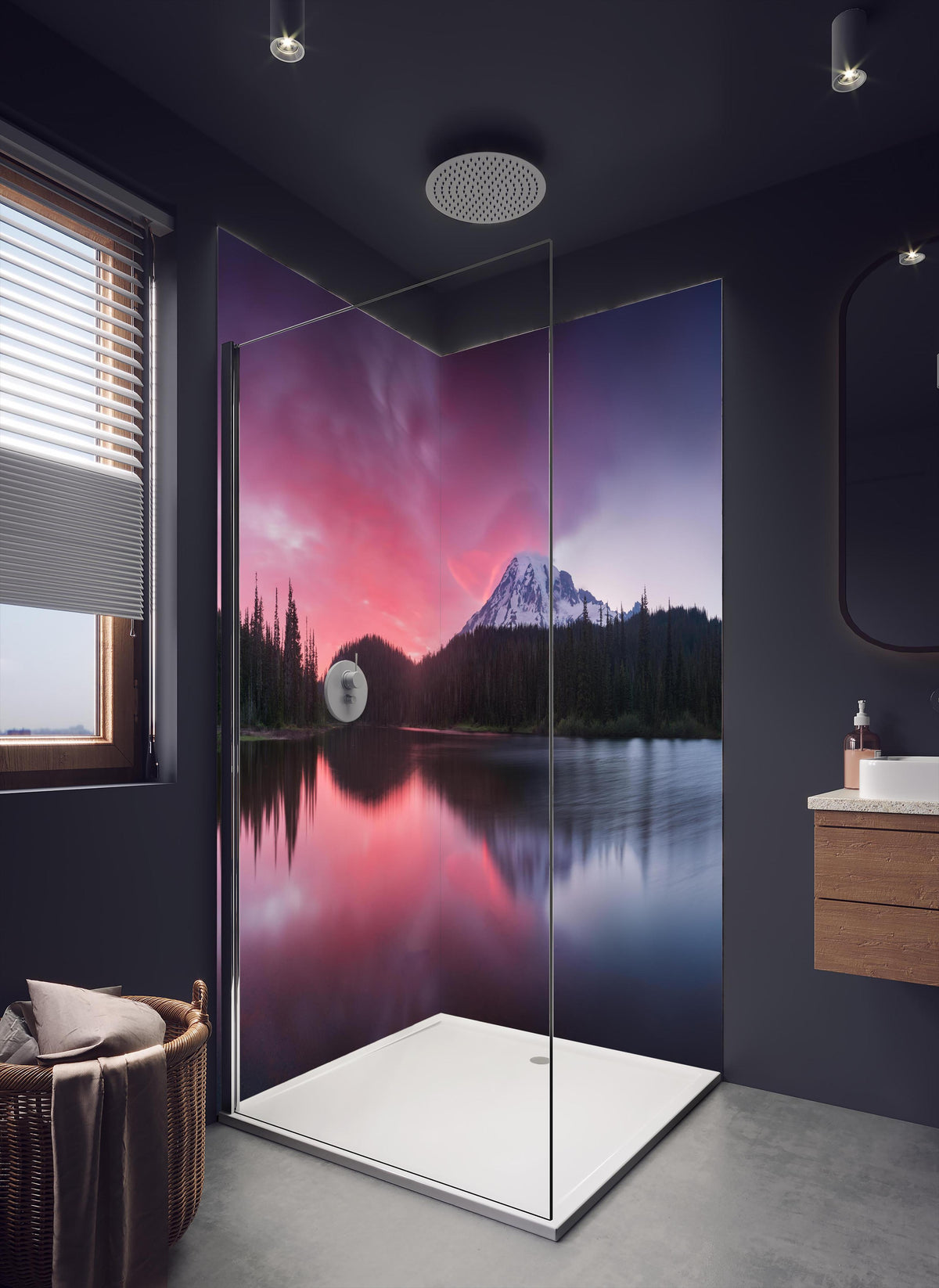 Duschrückwand - Aussicht auf den Mount Rainier in dunklem Badezimmer mit Regenduschkopf
