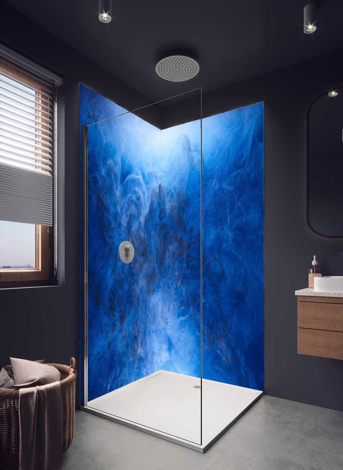 Duschrückwand - Blauer Rauch in dunklem Badezimmer mit Regenduschkopf