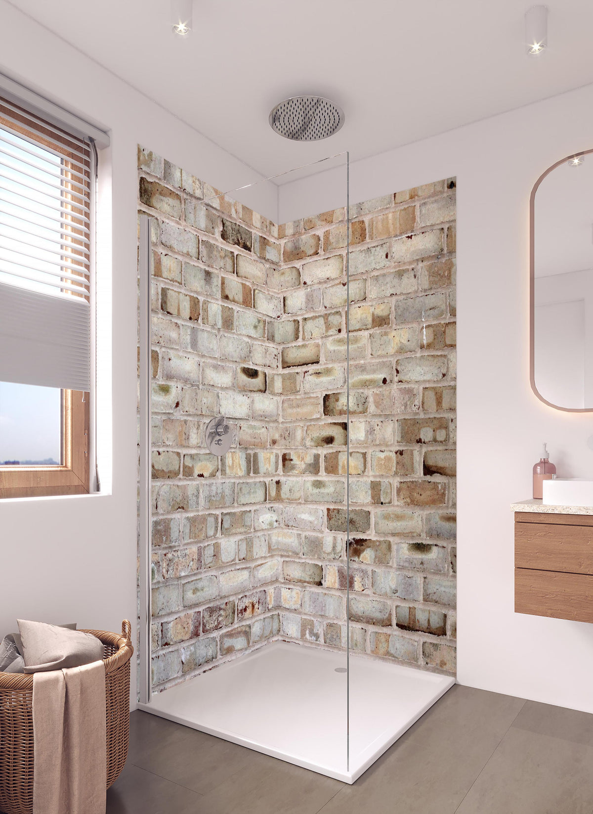 Duschrückwand - Braune verschimmelte Ziegelmauer in hellem Badezimmer mit Regenduschkopf - zweiteilige Eck-Duschrückwand