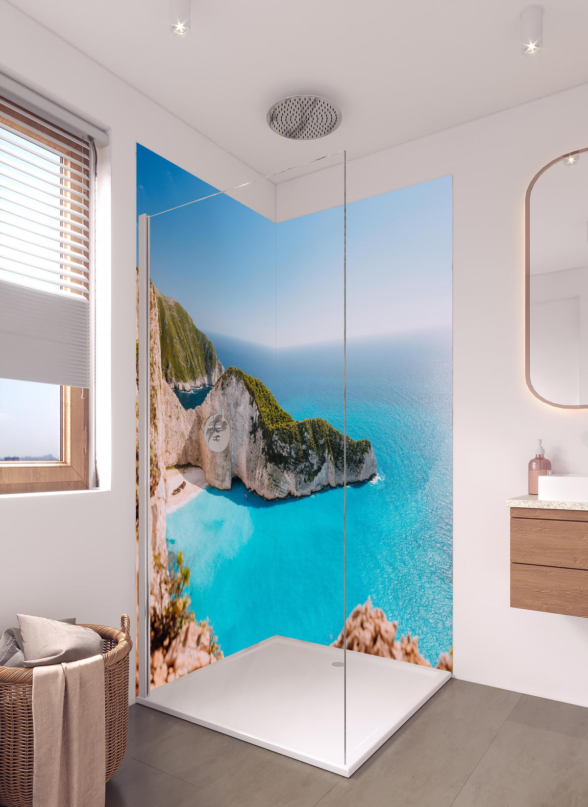 Duschrückwand - Der Strand von Navagio - Griechenland in hellem Badezimmer mit Regenduschkopf - zweiteilige Eck-Duschrückwand