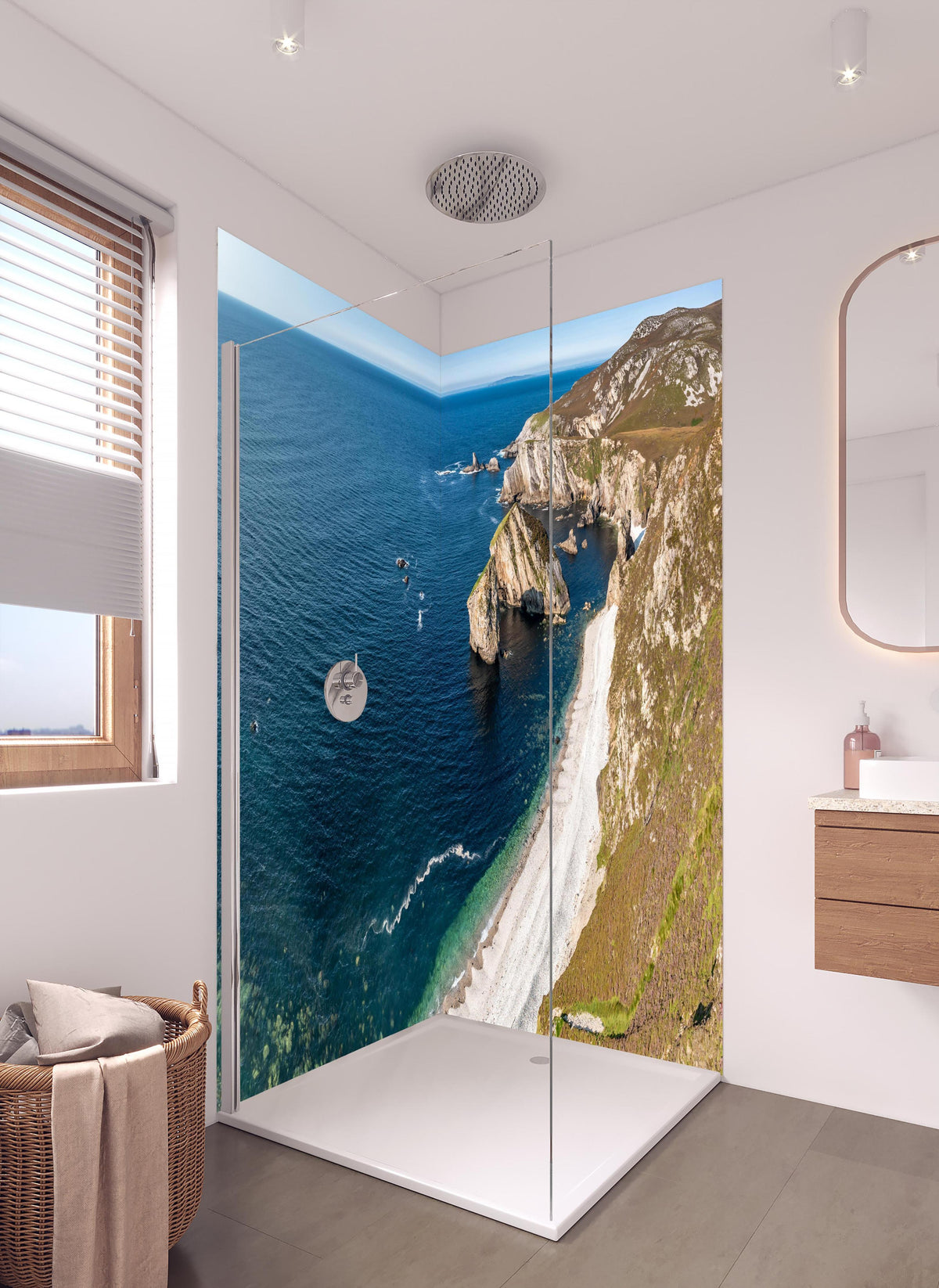 Duschrückwand - Die Bucht Glenlough in hellem Badezimmer mit Regenduschkopf - zweiteilige Eck-Duschrückwand