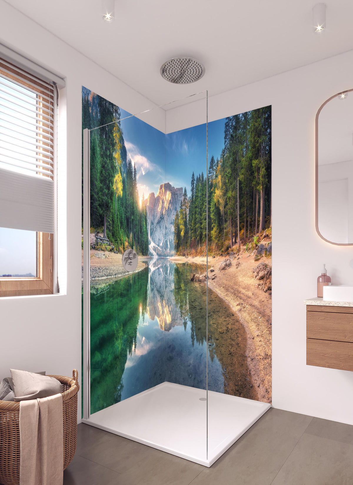 Duschrückwand - Erstaunlicher Pragser Wildsee bei Sonnenaufgang in hellem Badezimmer mit Regenduschkopf - zweiteilige Eck-Duschrückwand