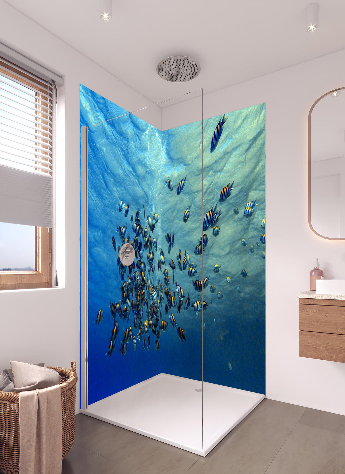 Duschrückwand - Fische im klarem Meer in hellem Badezimmer mit Regenduschkopf - zweiteilige Eck-Duschrückwand