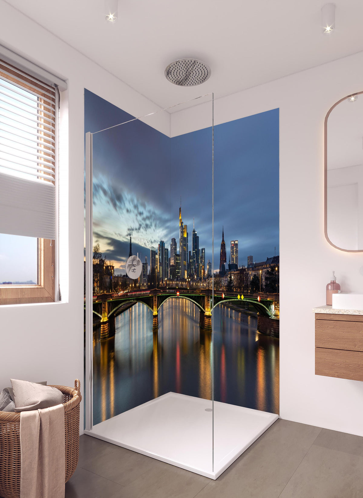 Duschrückwand - Flussansicht in der Dämmerung von Frankfurt in hellem Badezimmer mit Regenduschkopf - zweiteilige Eck-Duschrückwand