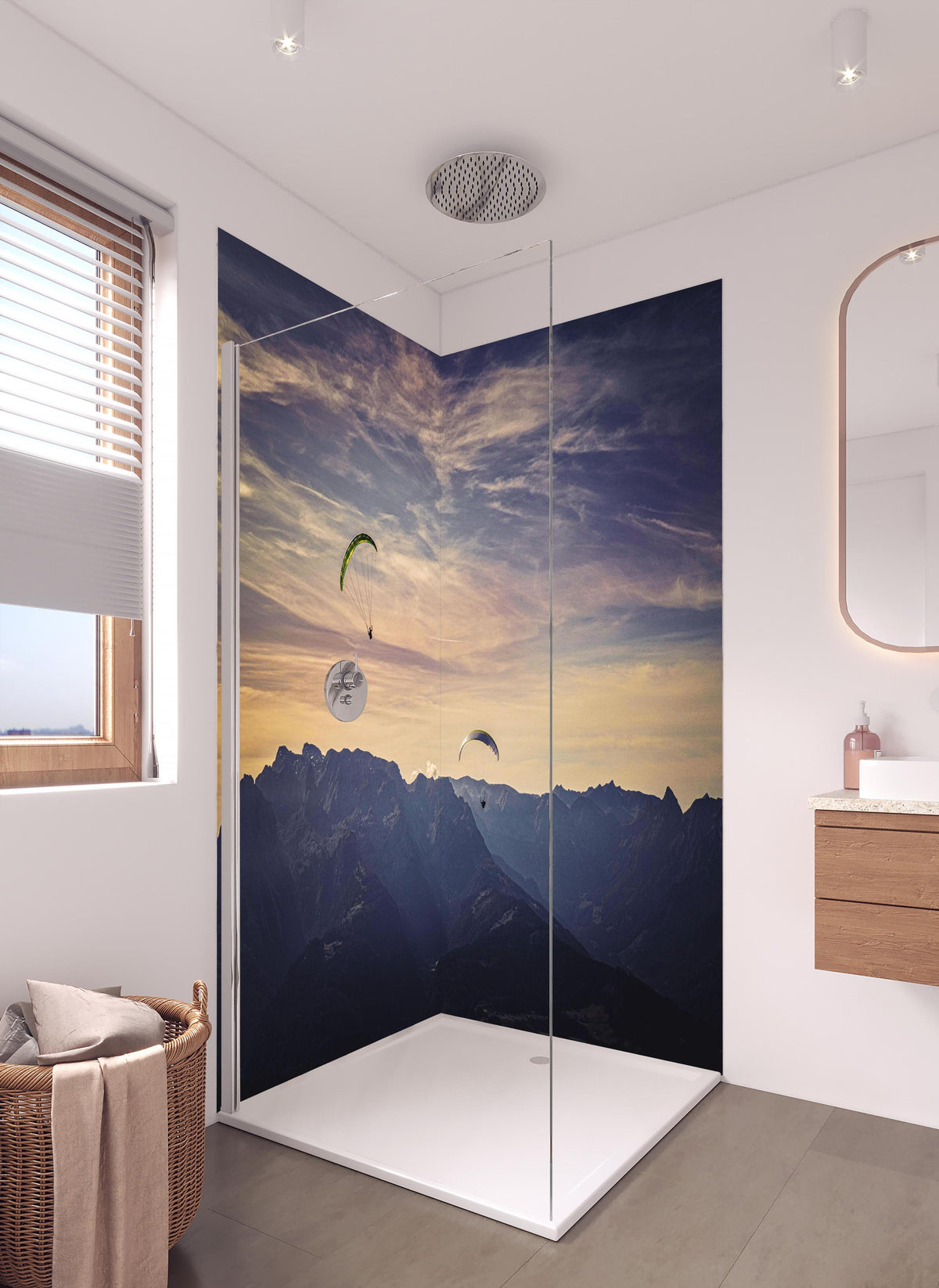 Duschrückwand - Gleitschirmfliegen in Österreich in hellem Badezimmer mit Regenduschkopf - zweiteilige Eck-Duschrückwand
