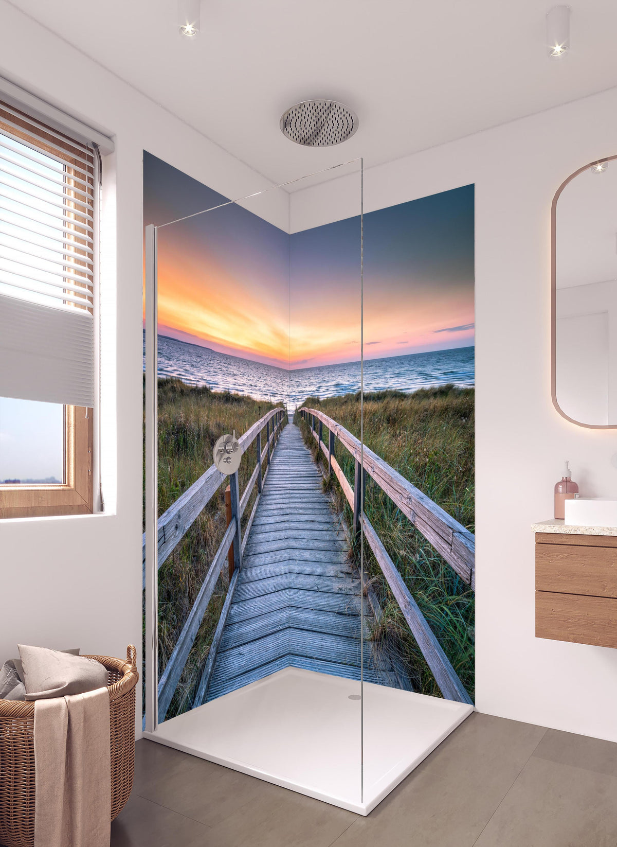 Duschrückwand - Holzsteg am Strand in hellem Badezimmer mit Regenduschkopf - zweiteilige Eck-Duschrückwand