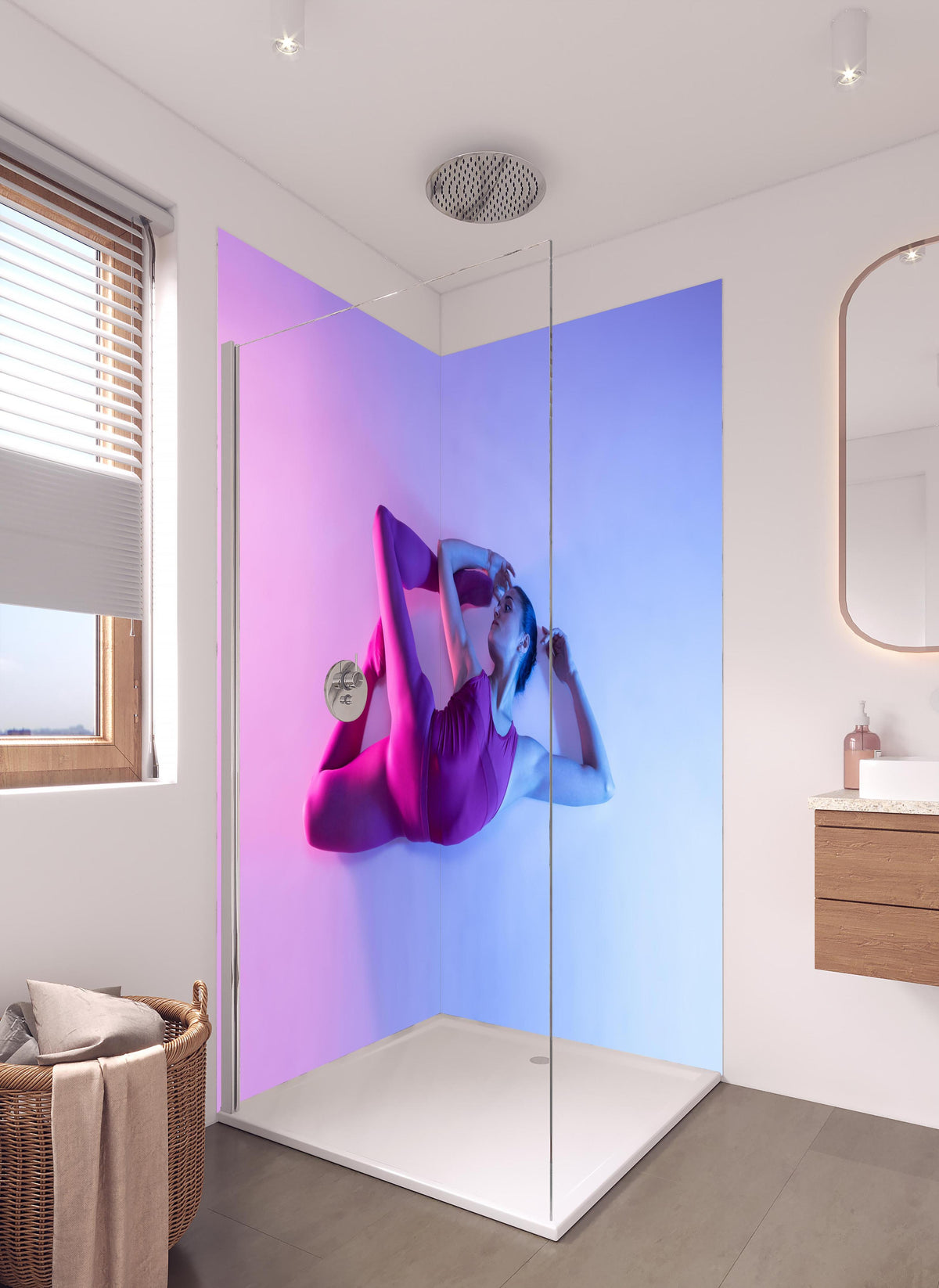 Duschrückwand - Junge Balletttänzerin in hellem Badezimmer mit Regenduschkopf - zweiteilige Eck-Duschrückwand