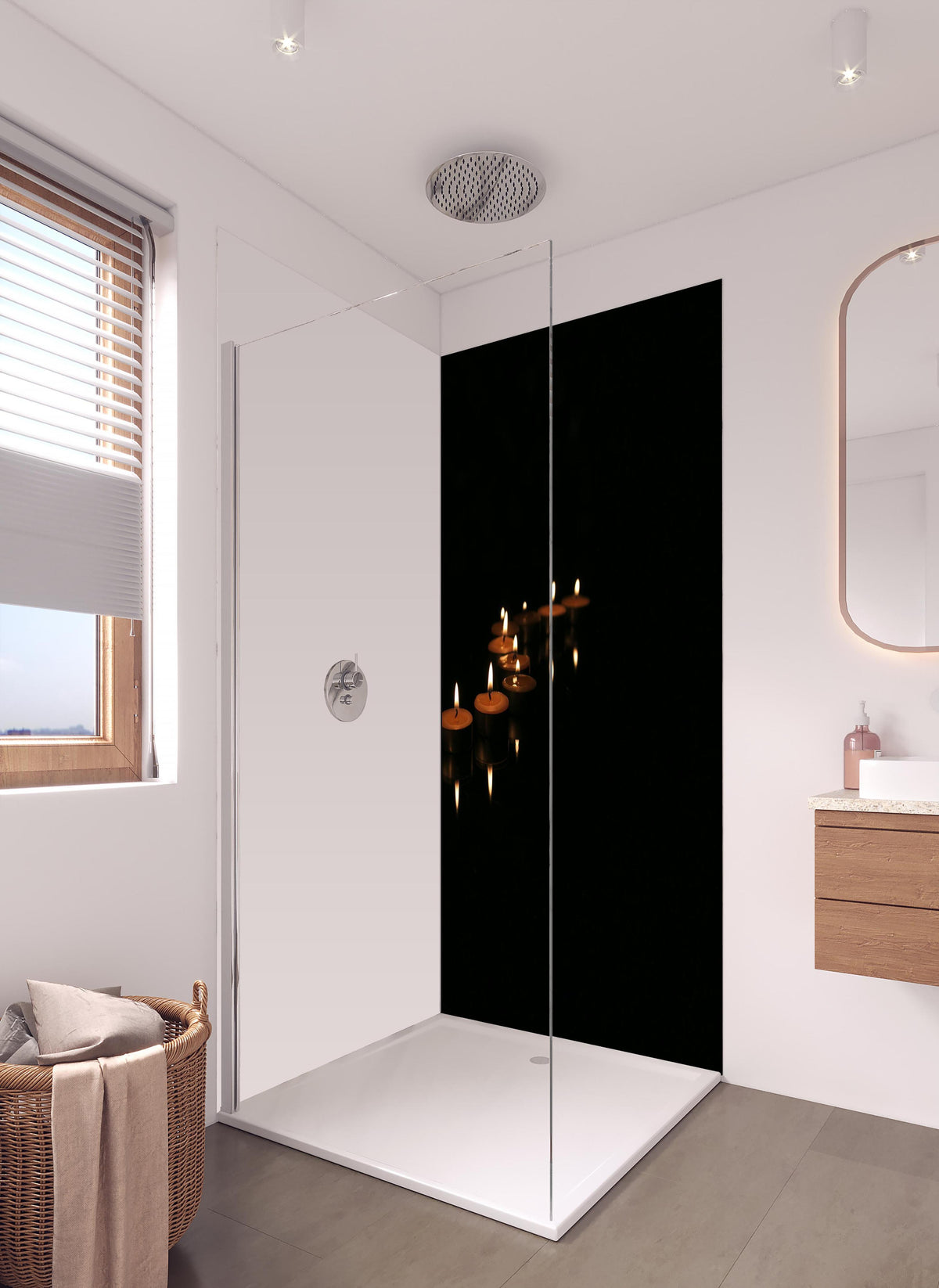 Duschrückwand - Kerzen - Gedenkstätte in hellem Badezimmer mit Regenduschkopf - einteilige Duschrückwand