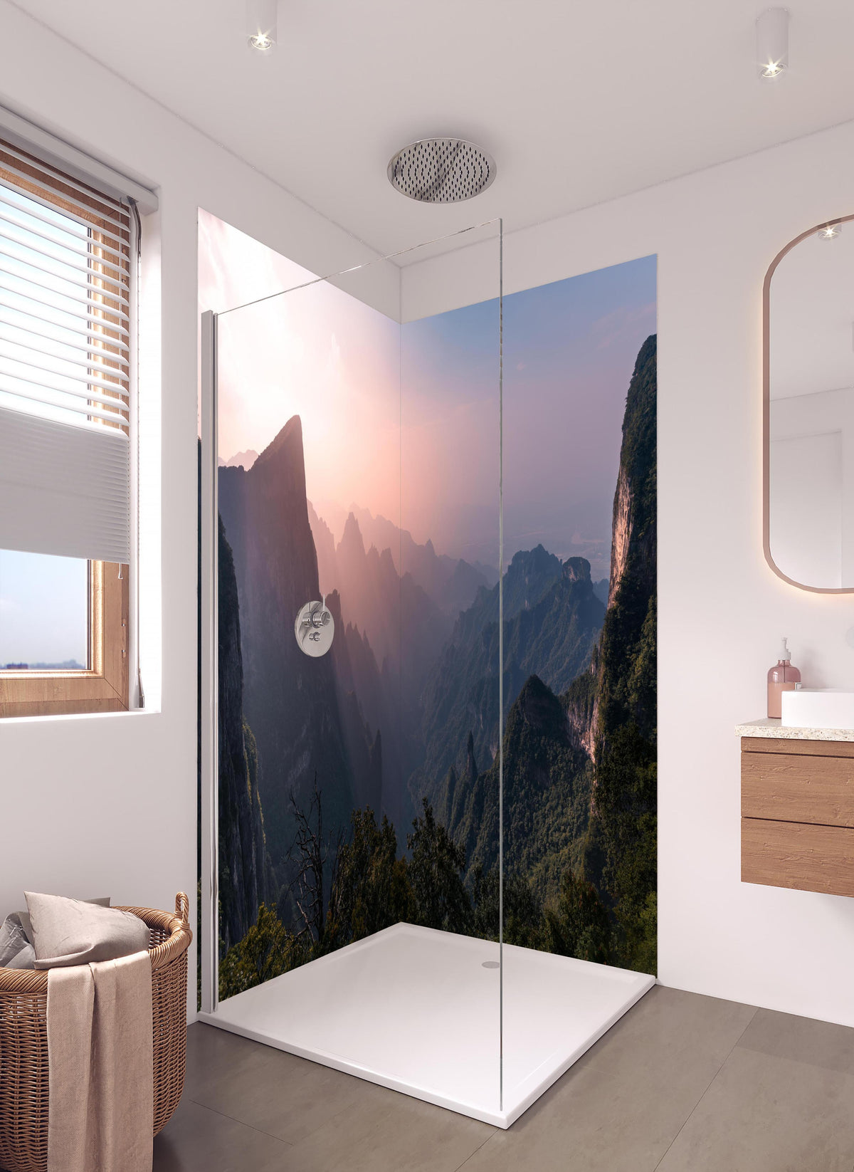 Duschrückwand - Landschaftsblick - Berg Tianmen in hellem Badezimmer mit Regenduschkopf - zweiteilige Eck-Duschrückwand