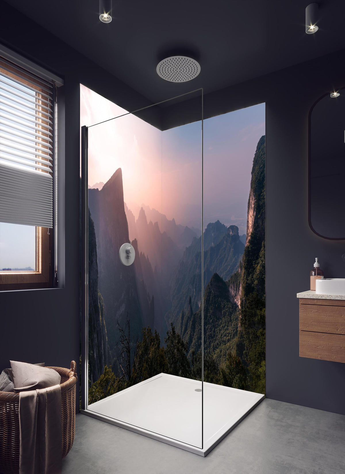 Duschrückwand - Landschaftsblick - Berg Tianmen in dunklem Badezimmer mit Regenduschkopf