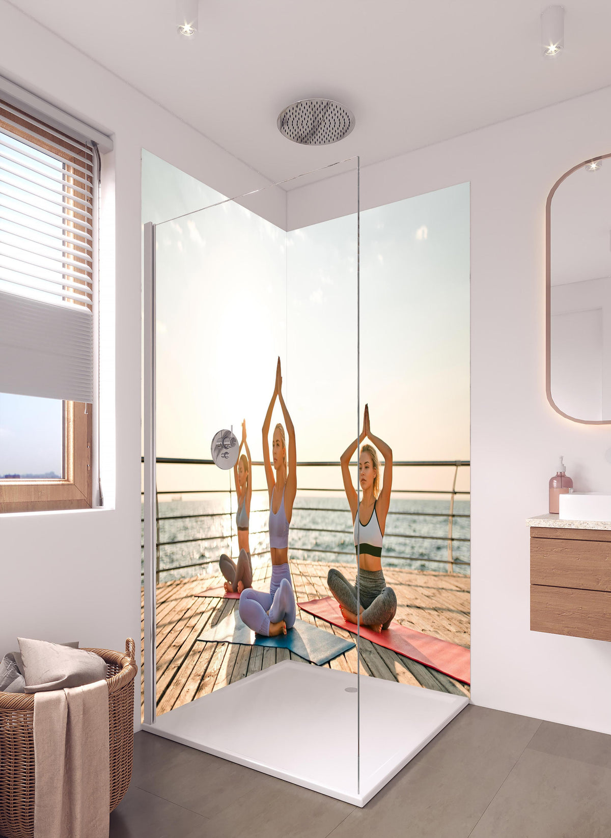 Duschrückwand - Mädchen beim Yoga am Morgen in hellem Badezimmer mit Regenduschkopf - zweiteilige Eck-Duschrückwand