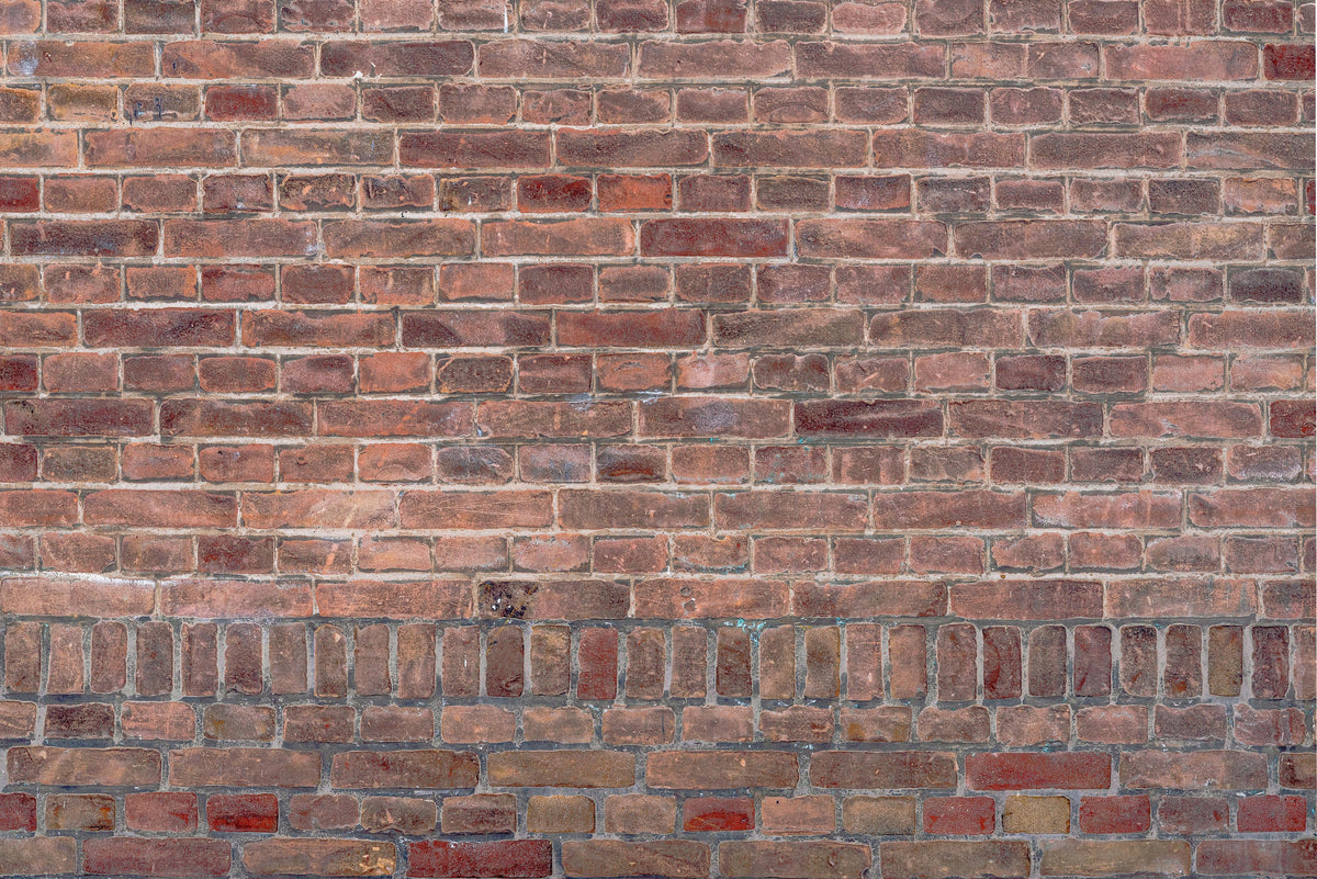 Duschrückwand-Mauerstruktur aus alten braunen Ziegeln
