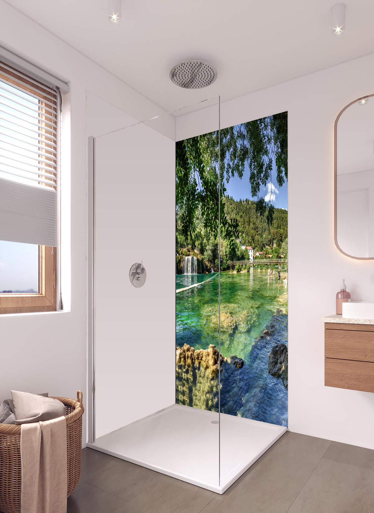 Duschrückwand - Mediterraner Wasserfall in hellem Badezimmer mit Regenduschkopf - einteilige Duschrückwand