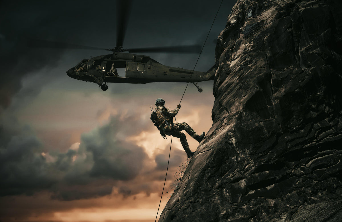 Duschrückwand-Militärhubschrauber und Truppen