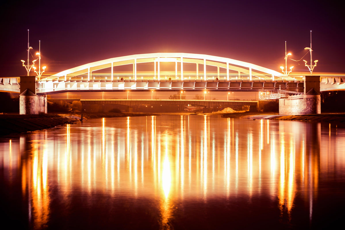 Duschrückwand-Nacht Blick auf eine Brücke über den Fluss Warta in Posen