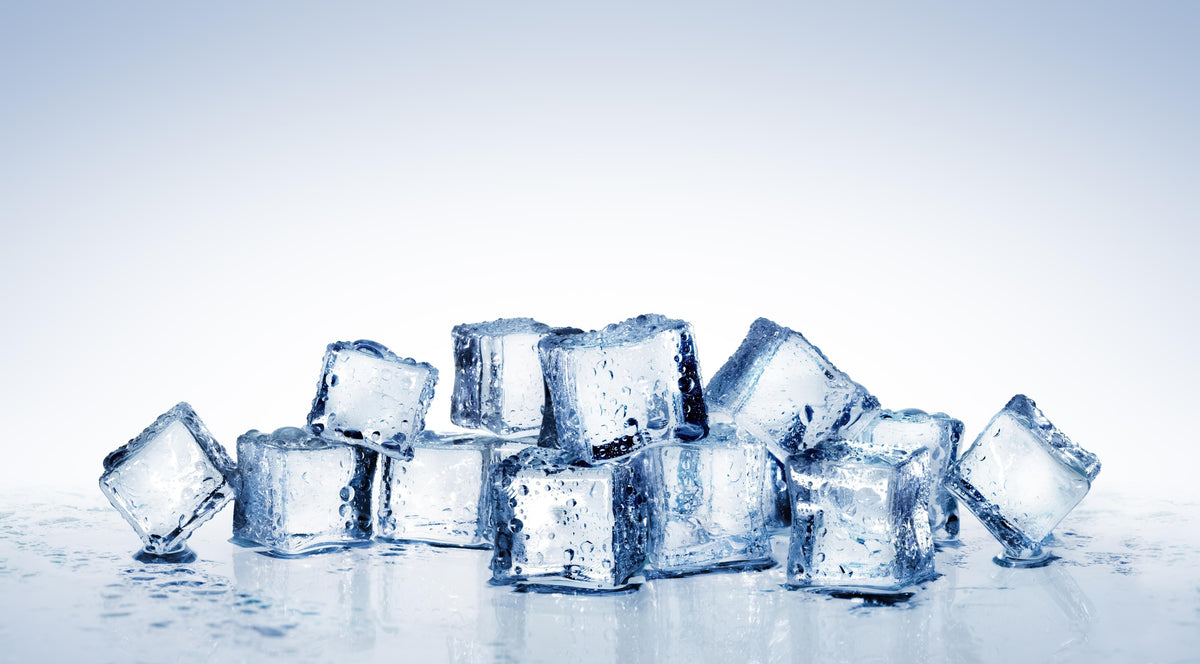 Duschrückwand-Nahaufnahme von quadratische Eiswürfel