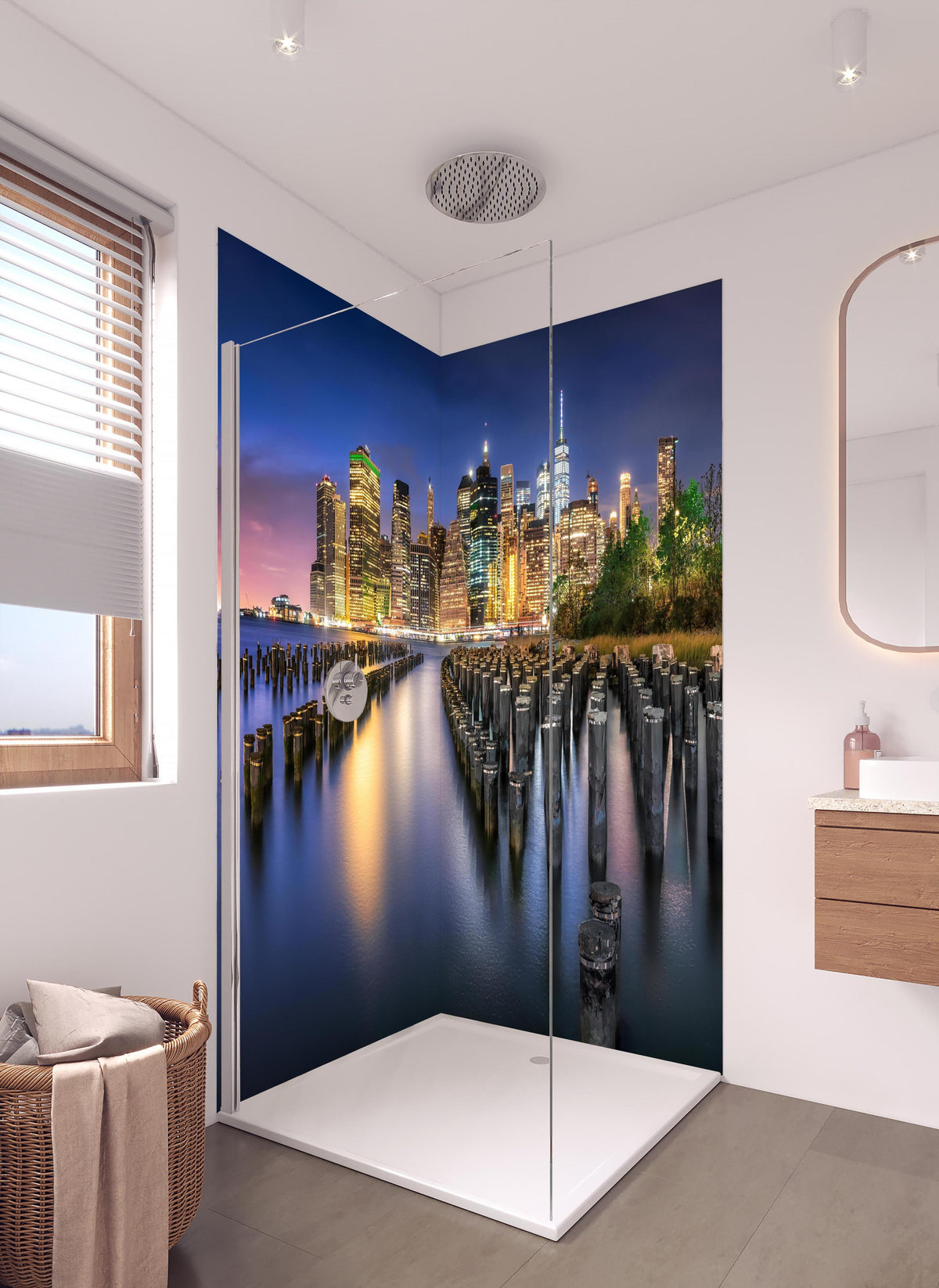 Duschrückwand - New York City Skyline in hellem Badezimmer mit Regenduschkopf - zweiteilige Eck-Duschrückwand