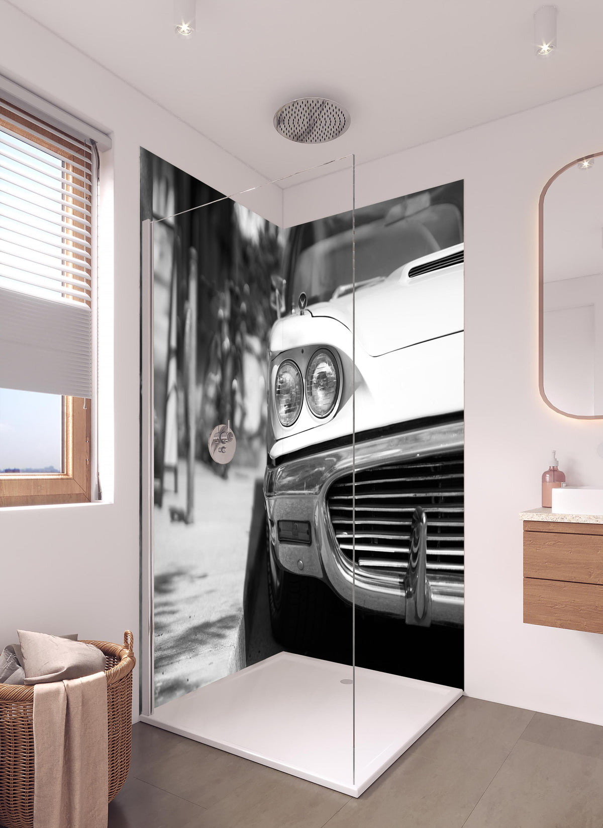 Duschrückwand - Oldtimer-Scheinwerfer in hellem Badezimmer mit Regenduschkopf - zweiteilige Eck-Duschrückwand