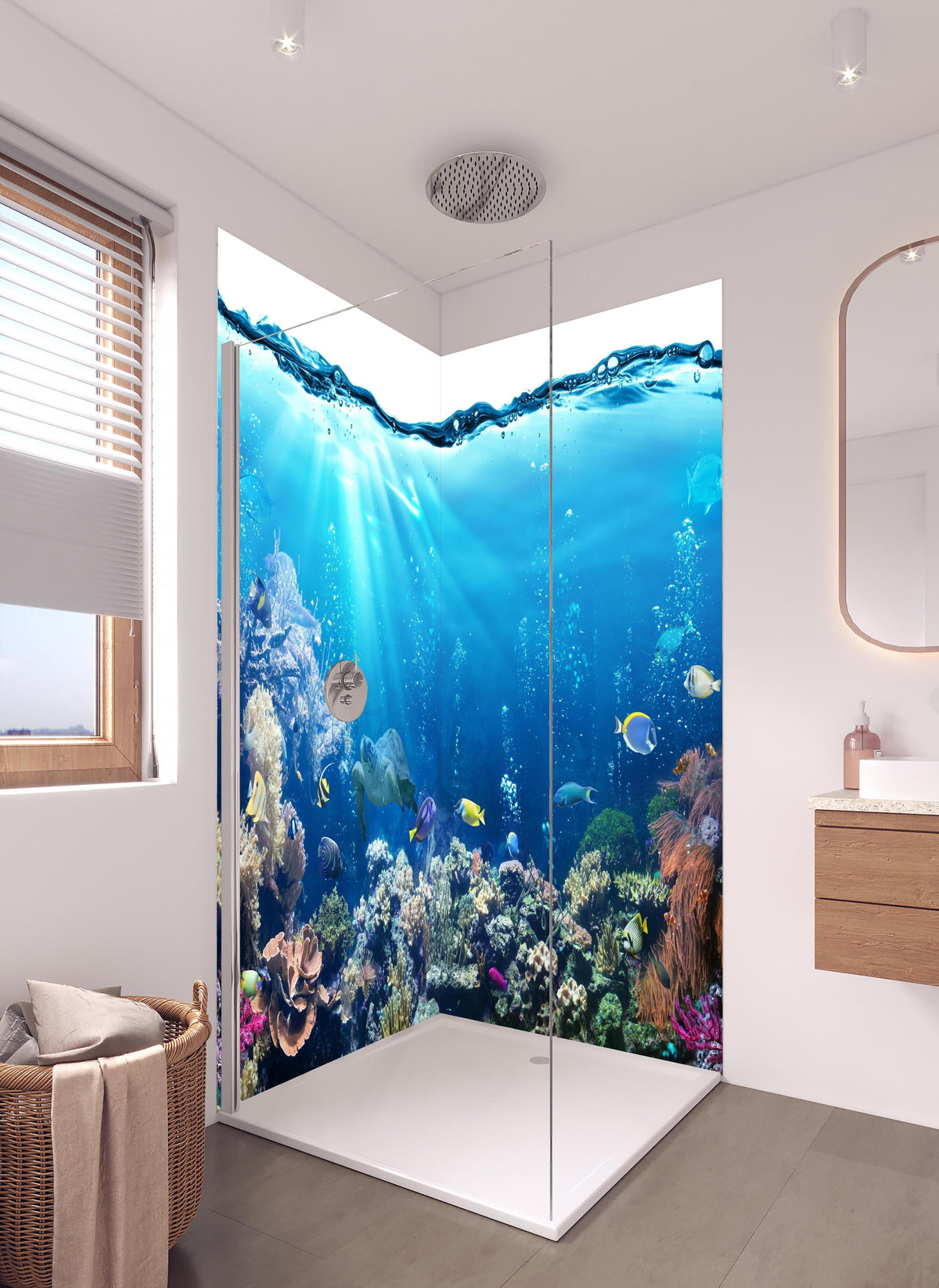 Duschrückwand - Ozeantiere - Unterwasser in hellem Badezimmer mit Regenduschkopf - zweiteilige Eck-Duschrückwand