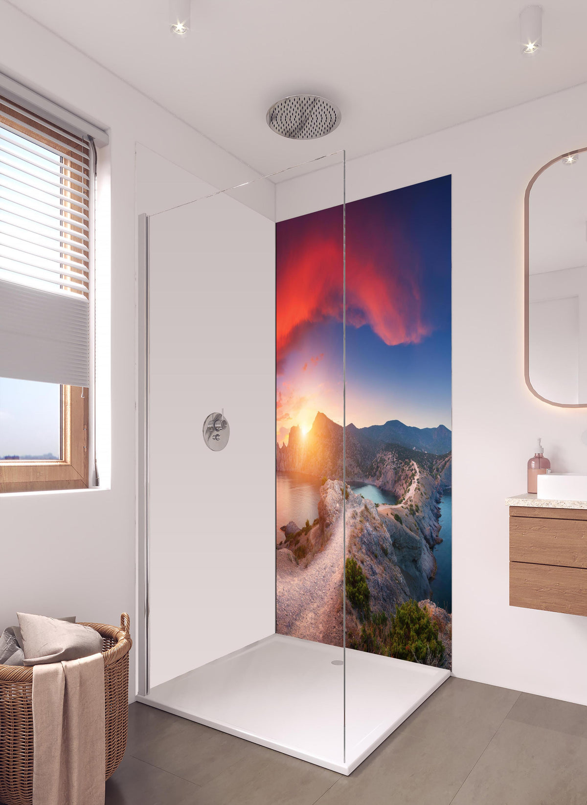 Duschrückwand - Panoramalandschaft mit Bergen in hellem Badezimmer mit Regenduschkopf - einteilige Duschrückwand