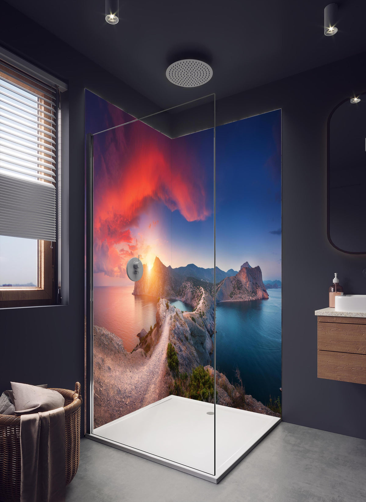 Duschrückwand - Panoramalandschaft mit Bergen in dunklem Badezimmer mit Regenduschkopf