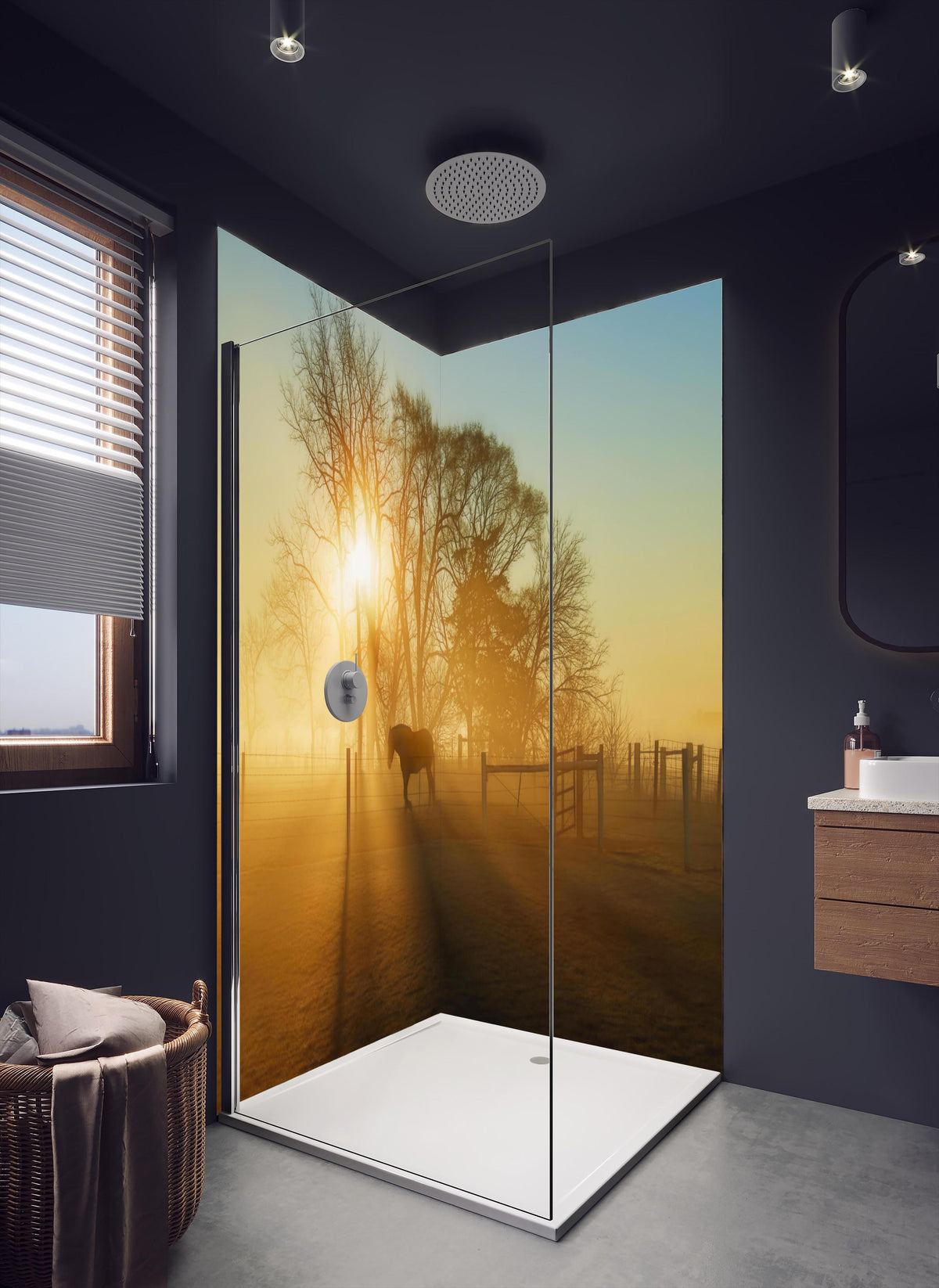 Duschrückwand - Pferd in der Morgendämmerung in dunklem Badezimmer mit Regenduschkopf