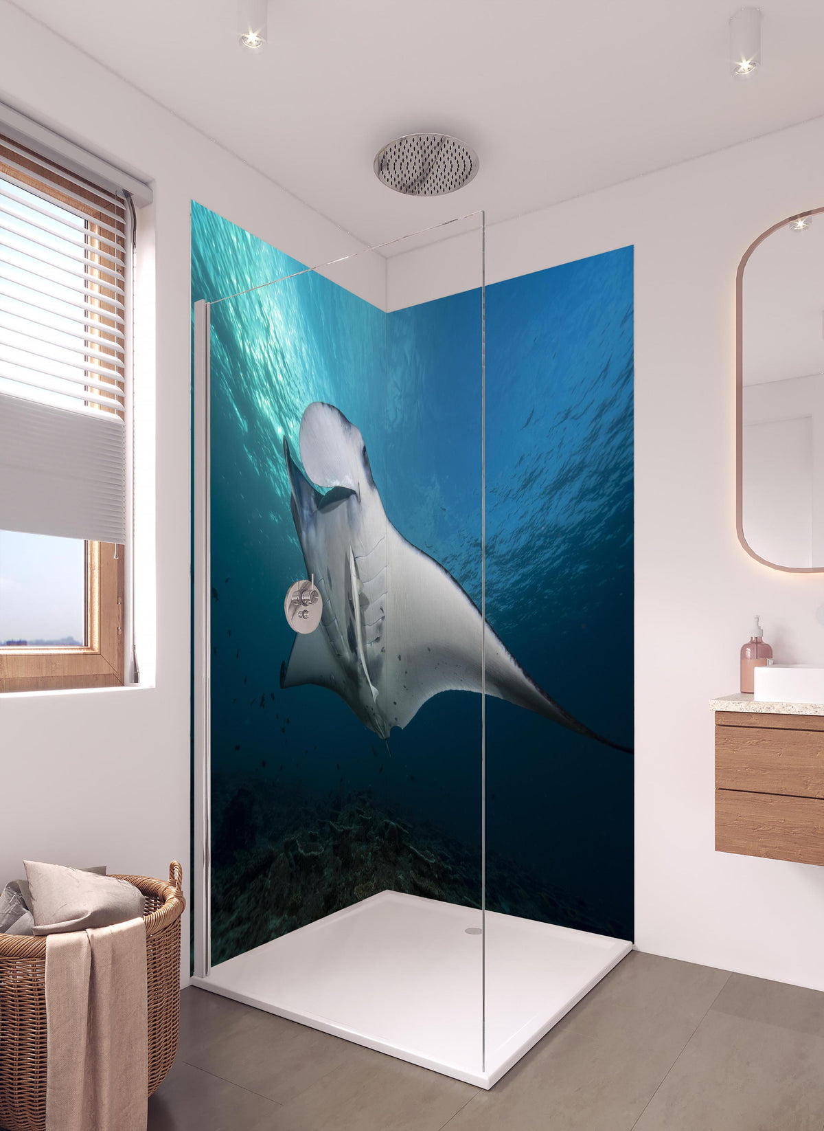 Duschrückwand - Riff-Manta Unterwasser in hellem Badezimmer mit Regenduschkopf - zweiteilige Eck-Duschrückwand
