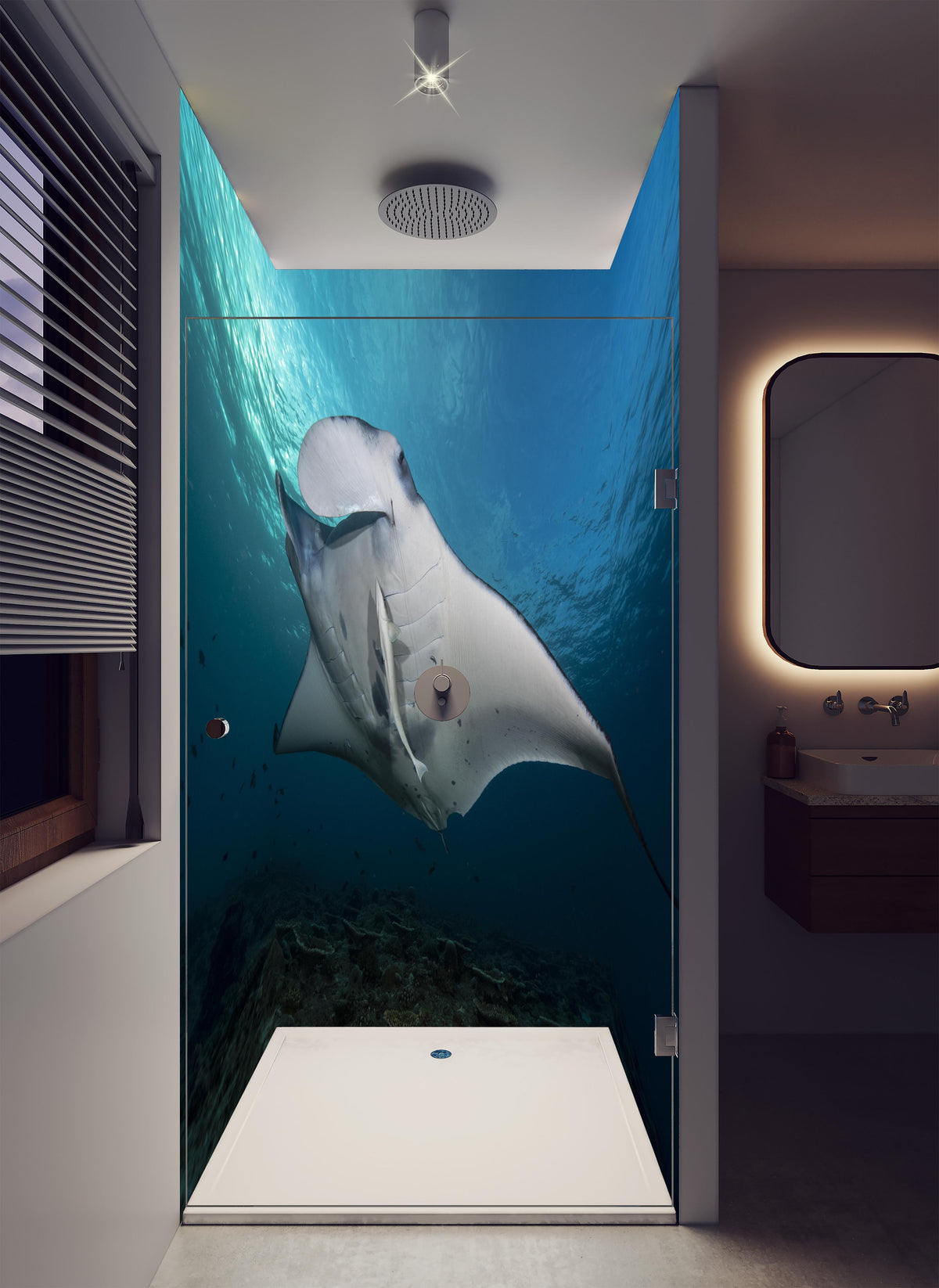 Duschrückwand - Riff-Manta Unterwasser in luxuriöser Dusche mit Regenduschkopf