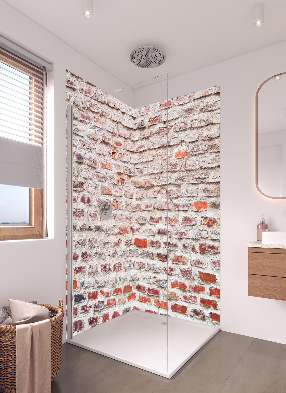 Duschrückwand - Sehr alte kaputte Steinmauer in hellem Badezimmer mit Regenduschkopf - zweiteilige Eck-Duschrückwand