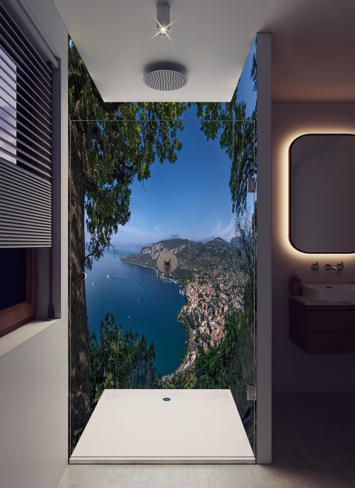Duschrückwand - Traumhafter Ausblick auf Gardasee Italien in luxuriöser Dusche mit Regenduschkopf