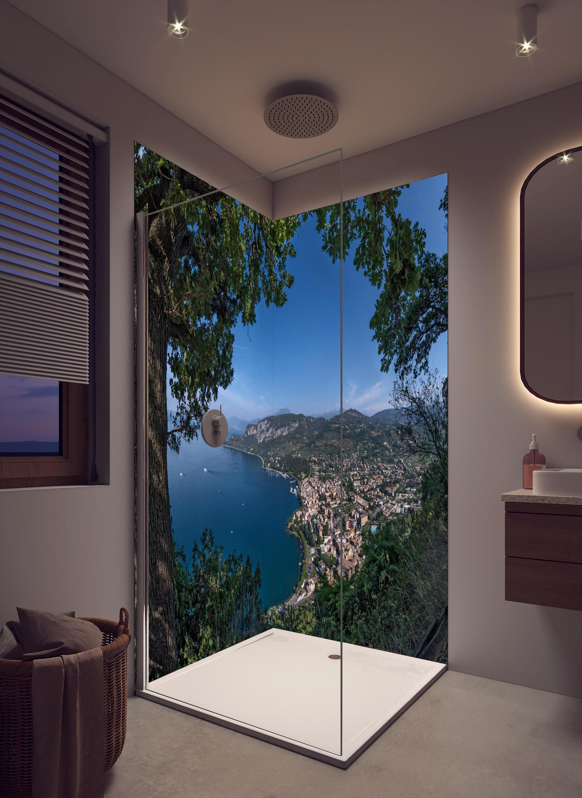 Duschrückwand - Traumhafter Ausblick auf Gardasee Italien in cremefarbenem Badezimmer mit Regenduschkopf