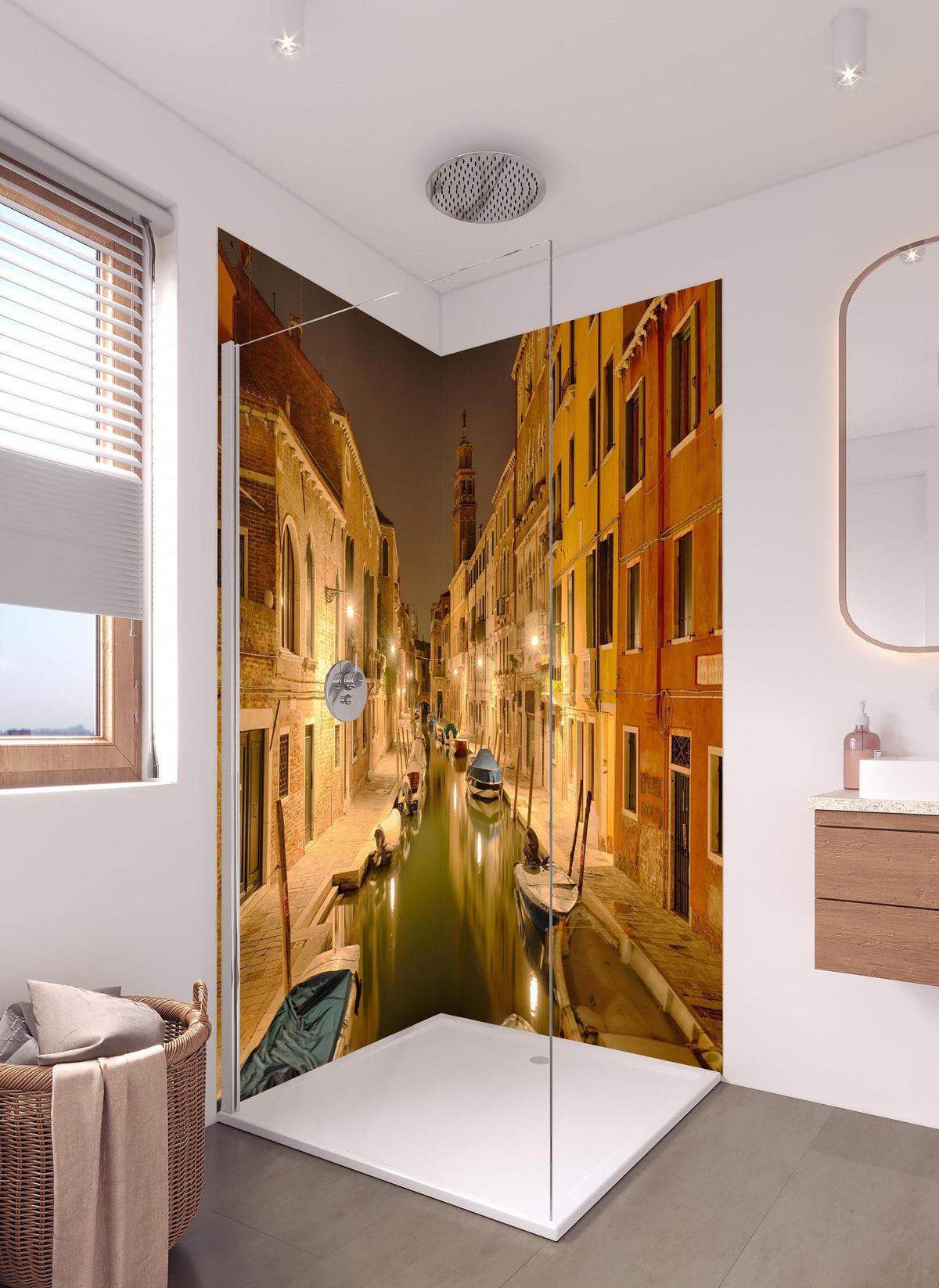 Duschrückwand - Venedig - Venezia in Nacht 1 in hellem Badezimmer mit Regenduschkopf - zweiteilige Eck-Duschrückwand