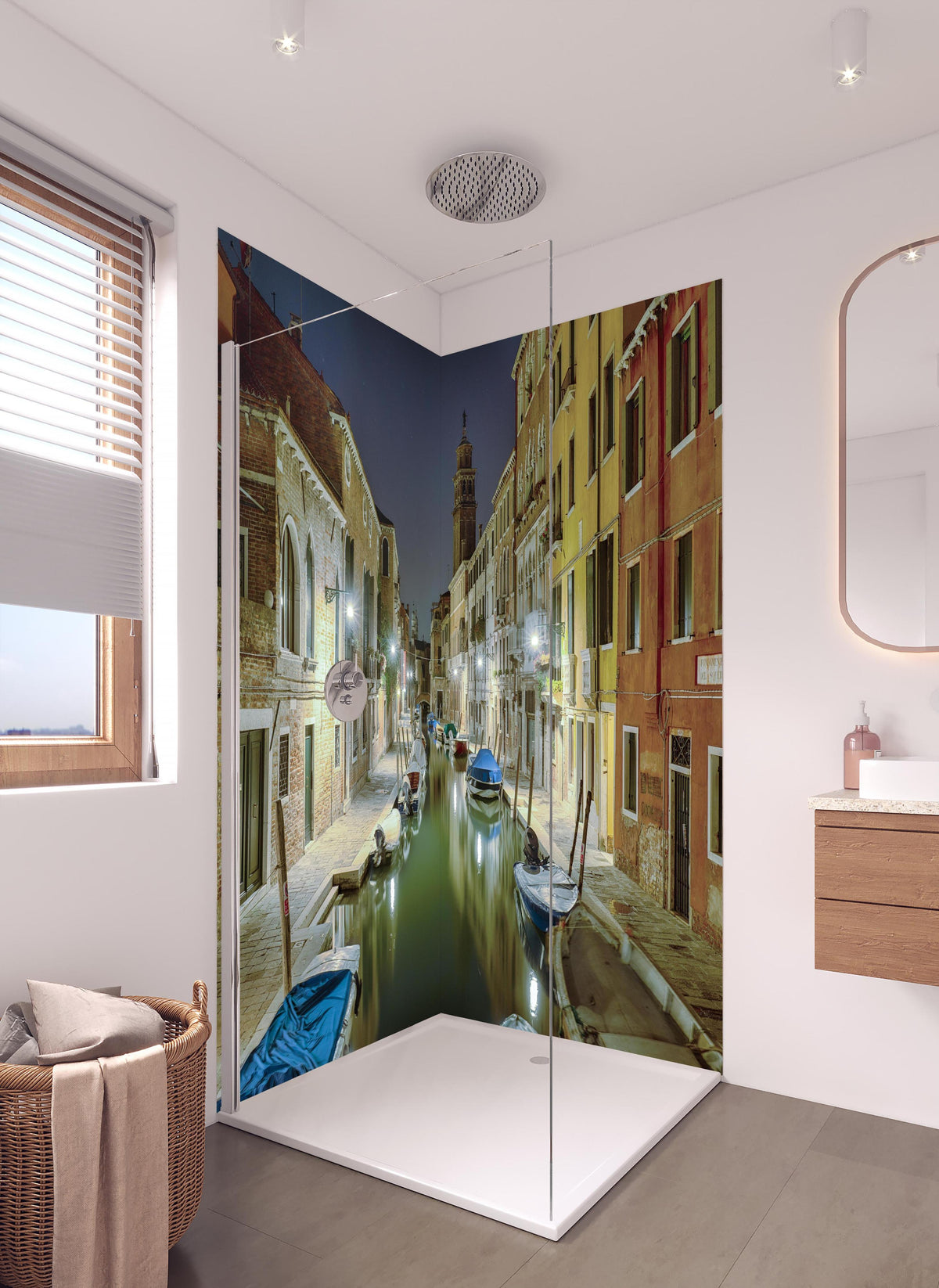 Duschrückwand - Venezia bei Nacht in hellem Badezimmer mit Regenduschkopf - zweiteilige Eck-Duschrückwand