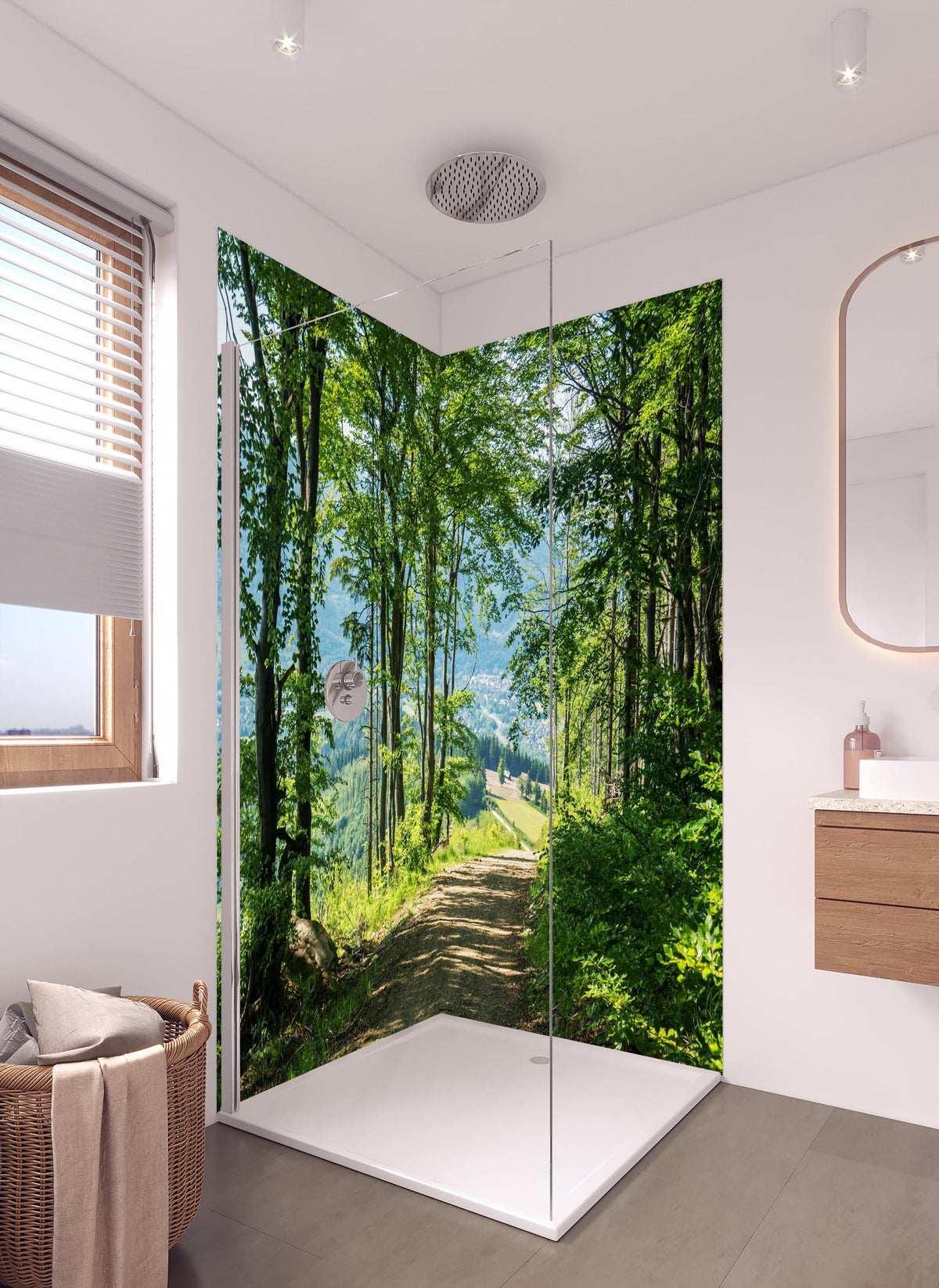Duschrückwand - Waldweg Beskiden Polen in hellem Badezimmer mit Regenduschkopf - zweiteilige Eck-Duschrückwand