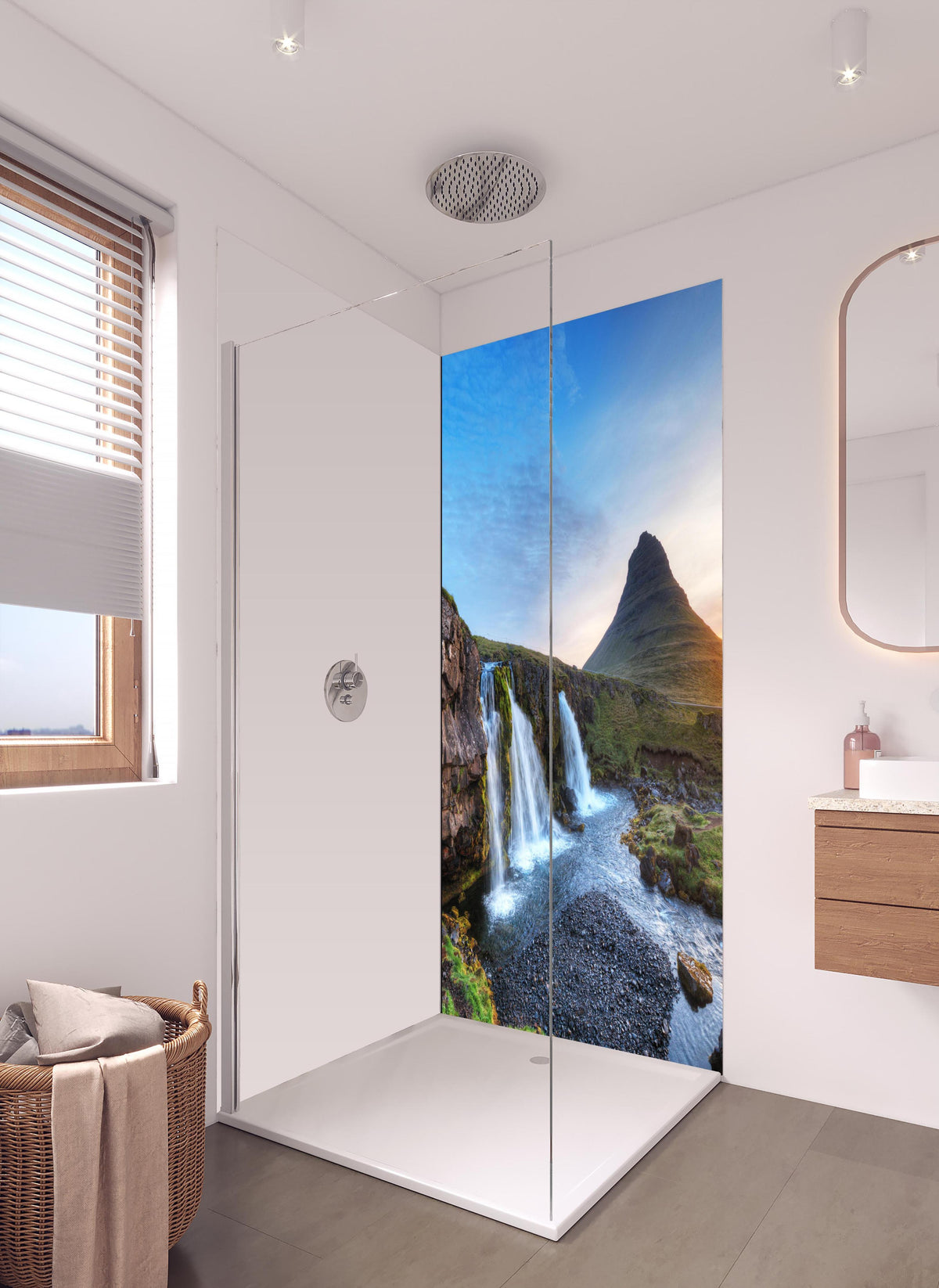 Duschrückwand - Wasserfall bei Sonnenuntergang in hellem Badezimmer mit Regenduschkopf - einteilige Duschrückwand