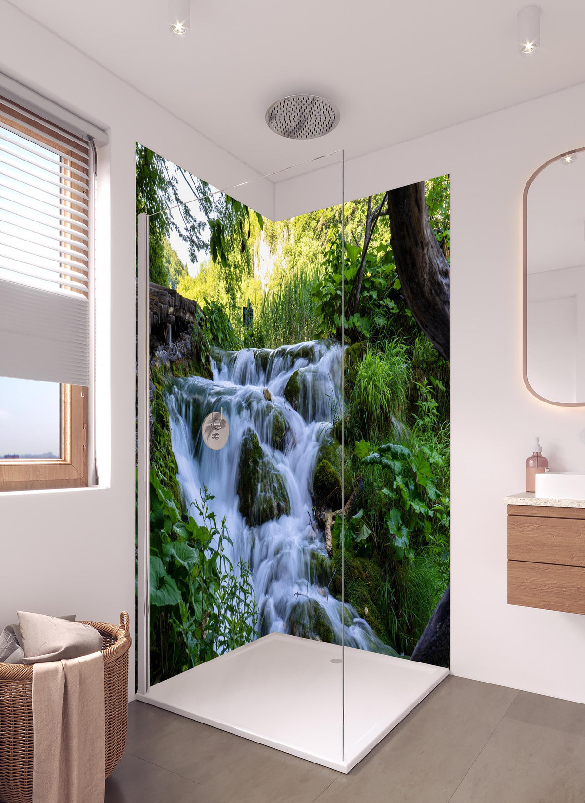 Duschrückwand - Wasserfall im Nationalpark Plitvicer Seen in hellem Badezimmer mit Regenduschkopf - zweiteilige Eck-Duschrückwand