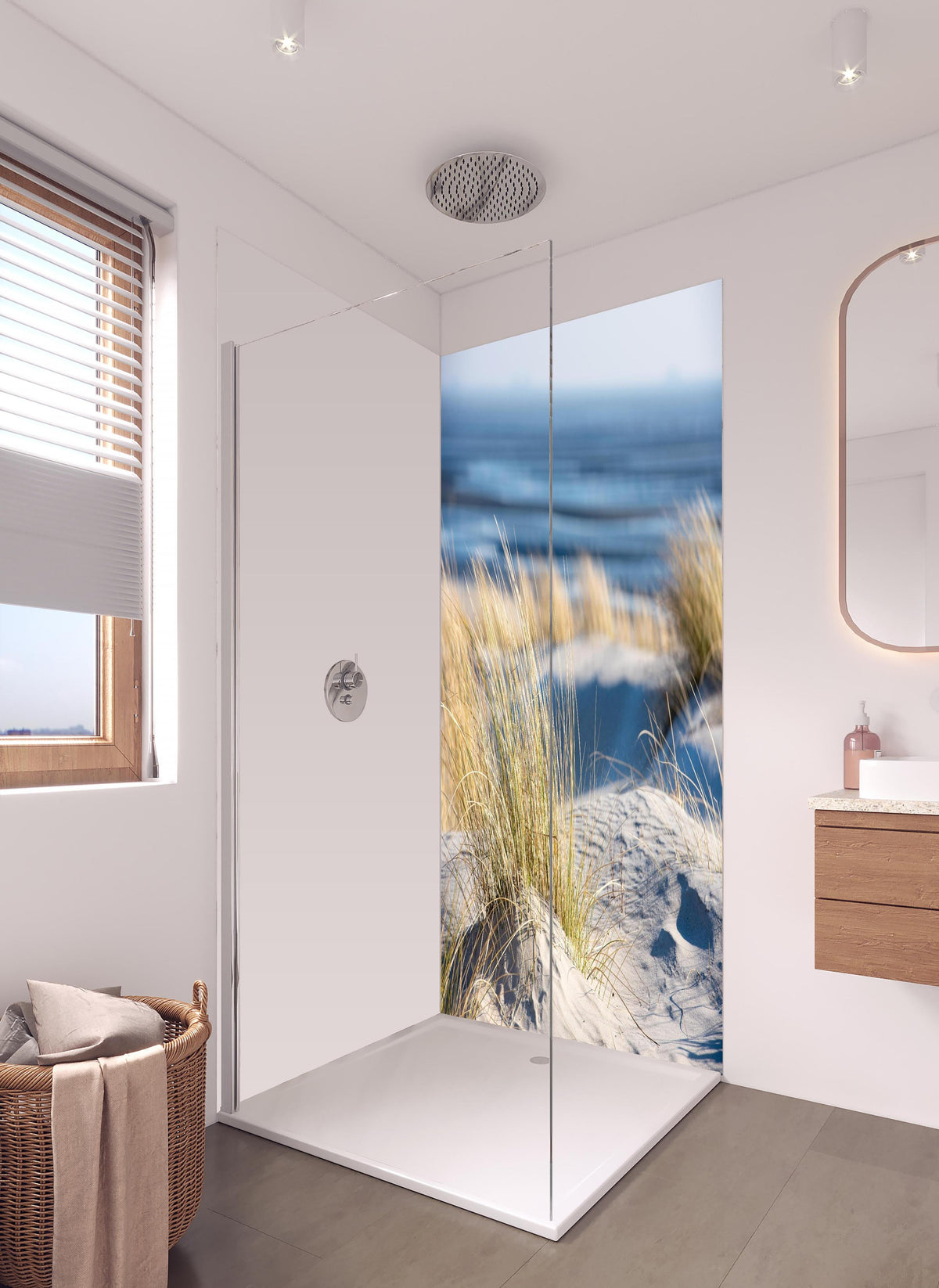 Duschrückwand - Friedlicher Strand - Nordsee in hellem Badezimmer mit Regenduschkopf - zweiteilige Eck-Duschrückwand