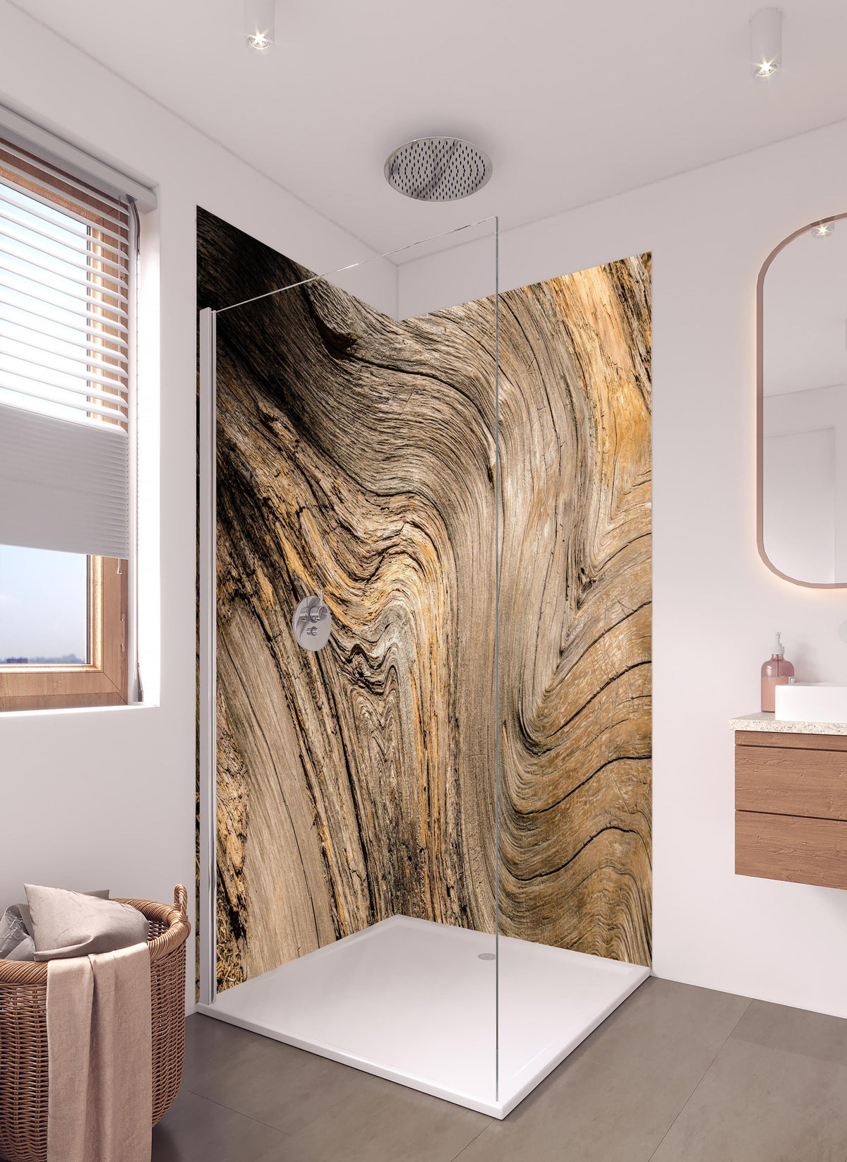 Duschrückwand - Geschwungenes Naturholz in hellem Badezimmer mit Regenduschkopf - zweiteilige Eck-Duschrückwand