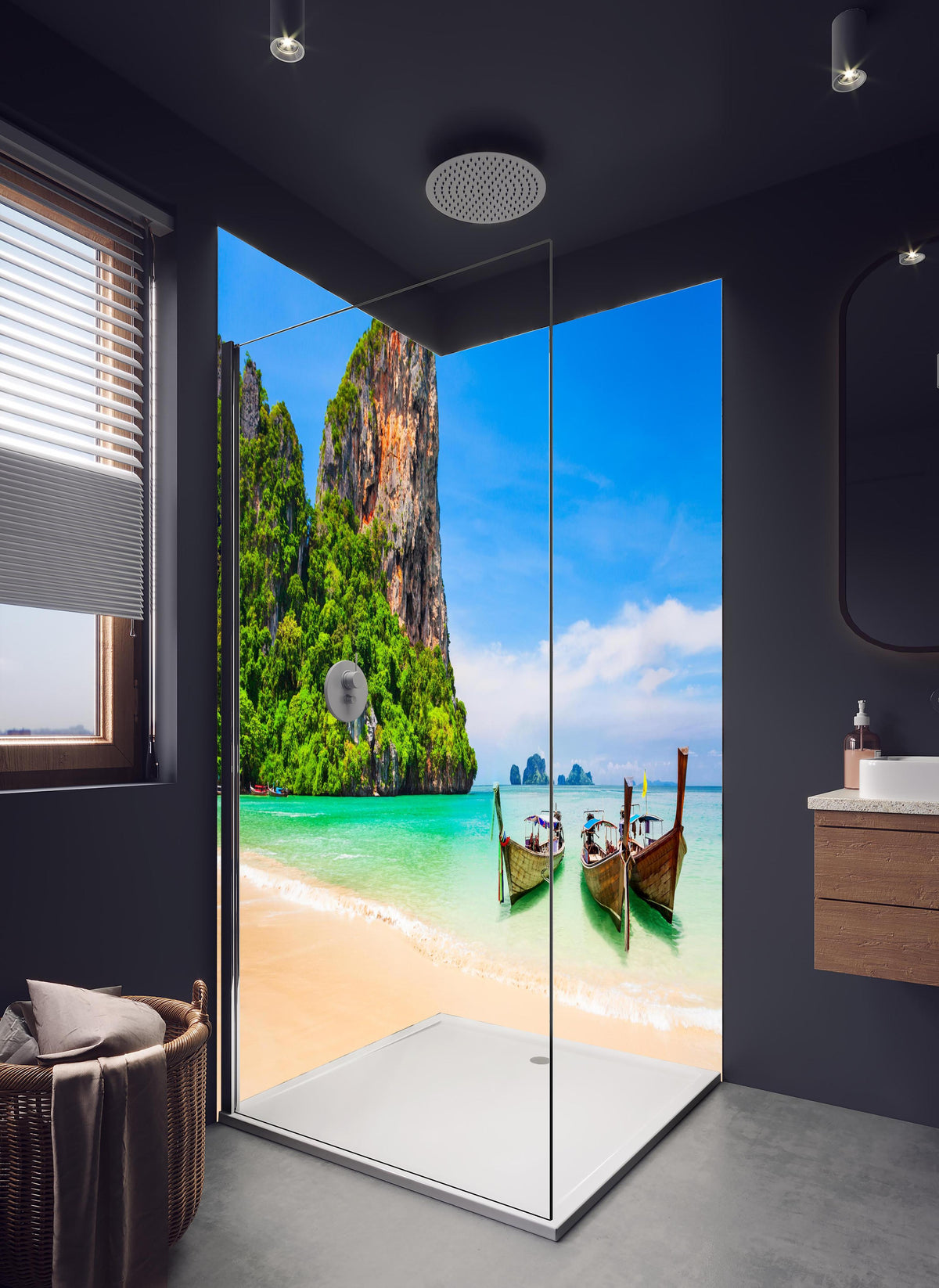 Duschrückwand - Klarwasserstrand in Thailand in hellem Badezimmer mit Regenduschkopf - zweiteilige Eck-Duschrückwand