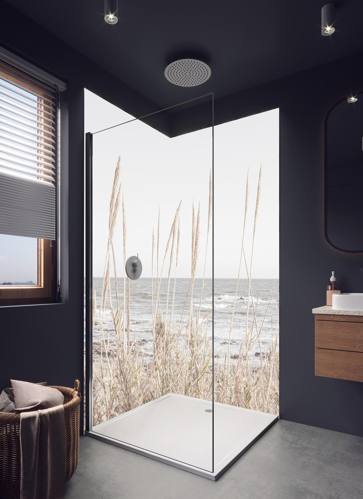 Duschrückwand - Küstenbild - Am Meer in hellem Badezimmer mit Regenduschkopf - zweiteilige Eck-Duschrückwand