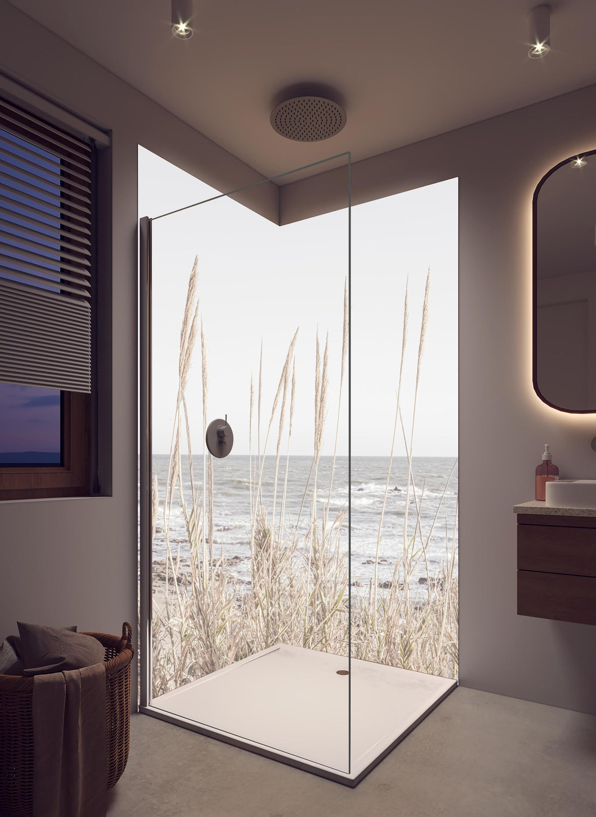 Duschrückwand - Küstenbild - Am Meer in hellem Badezimmer mit Regenduschkopf - zweiteilige Eck-Duschrückwand
