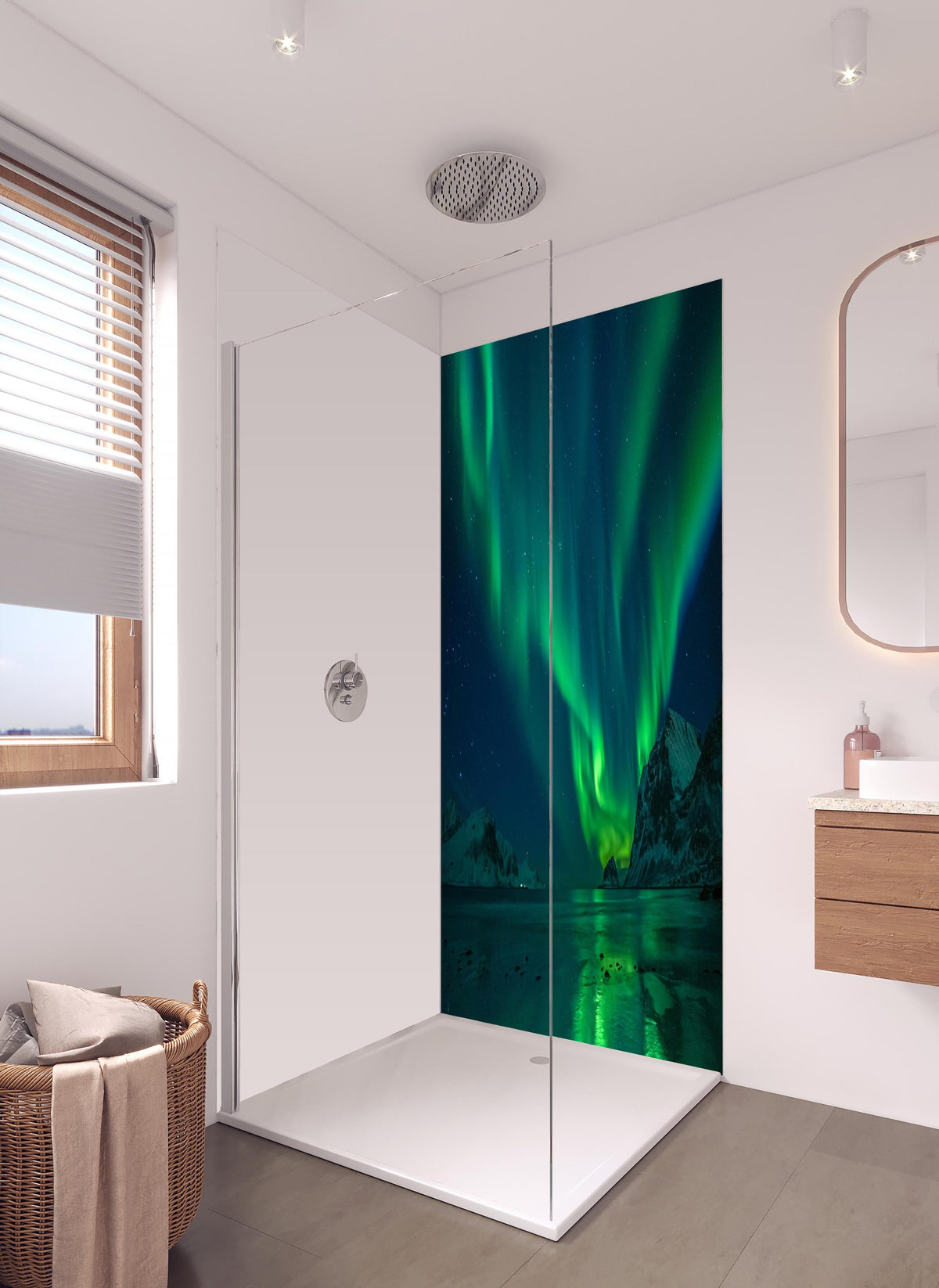 Duschrückwand - Magische Nordlichter am Strand in hellem Badezimmer mit Regenduschkopf - zweiteilige Eck-Duschrückwand