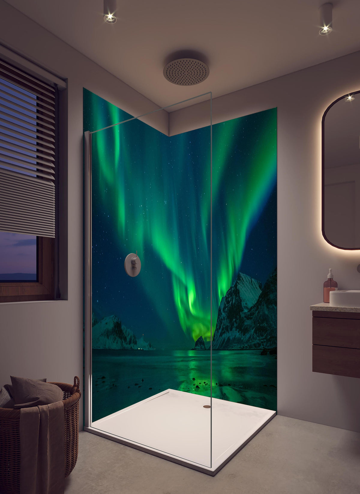 Duschrückwand - Magische Nordlichter am Strand in hellem Badezimmer mit Regenduschkopf - zweiteilige Eck-Duschrückwand