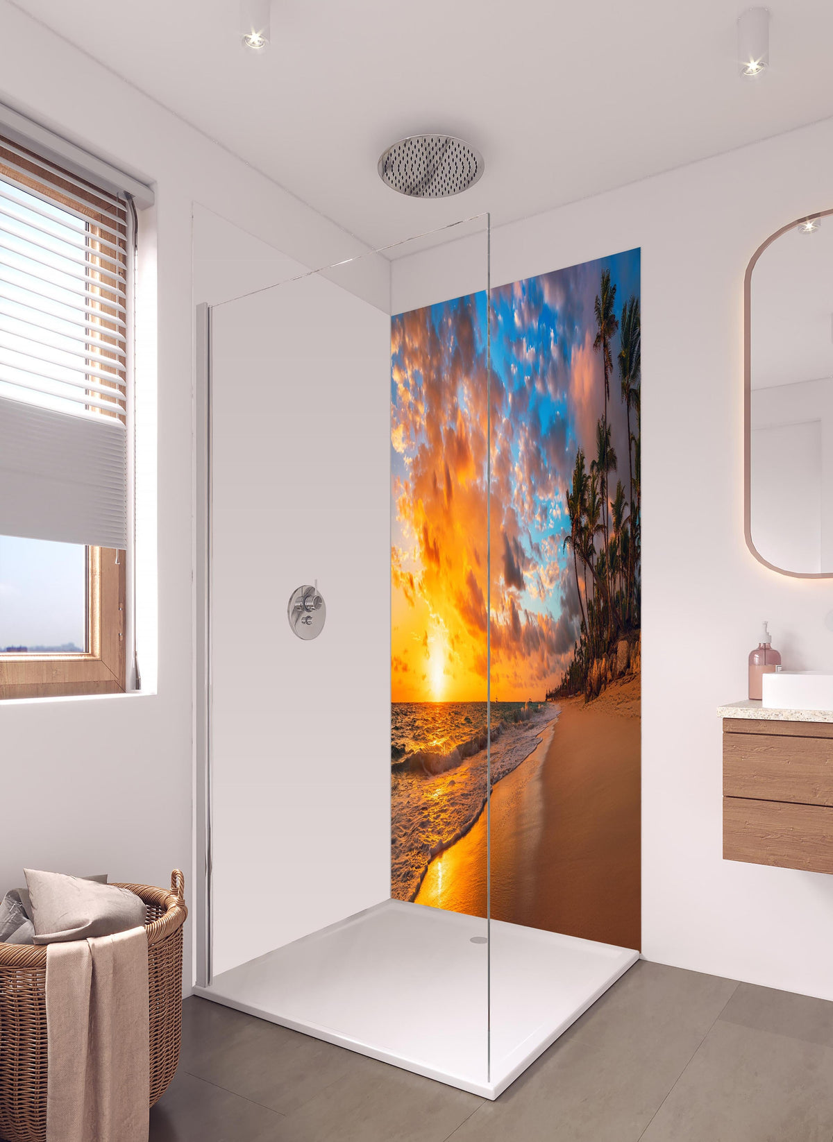 Duschrückwand - Paradiesischer Strand Coson in hellem Badezimmer mit Regenduschkopf - zweiteilige Eck-Duschrückwand