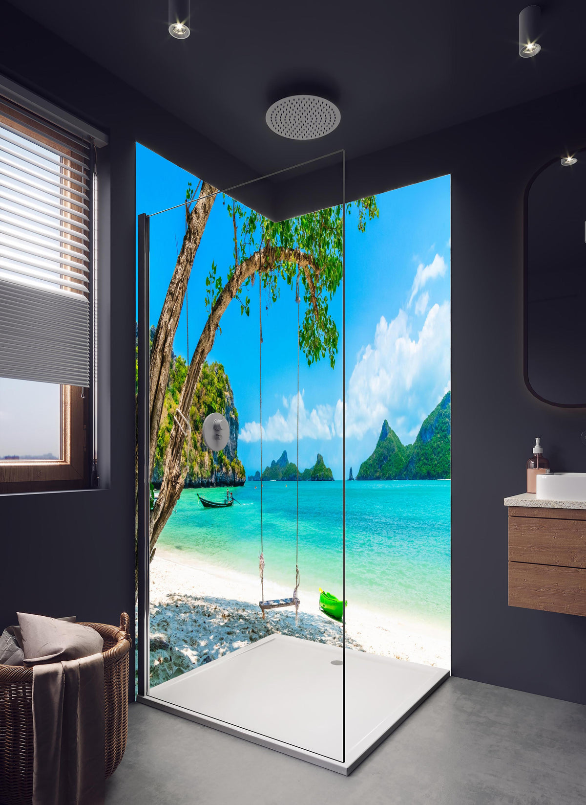 Duschrückwand - Paradiesischer Strand in Thailand in hellem Badezimmer mit Regenduschkopf - zweiteilige Eck-Duschrückwand